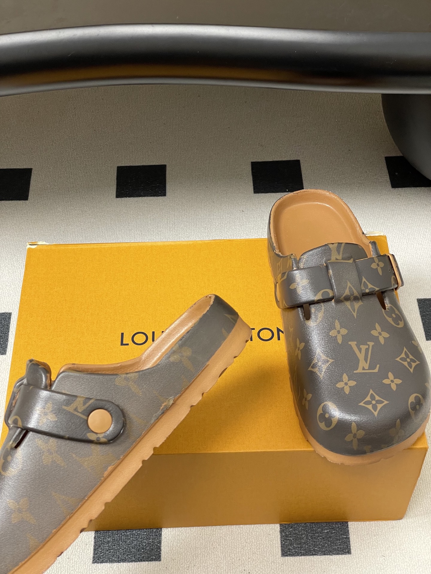 -最新爆款Louis Vuitton Lv 勃肯穆勒鞋果冻半拖鞋情侣款休闲沙滩鞋夏日炎炎，少不了一双轻盈