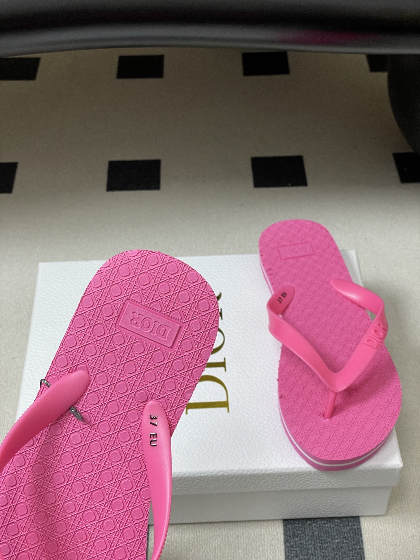 -Dior迪奥 2026春夏新款 夹脚沙滩凉拖鞋经典CD 字母人字拖鞋果冻休闲拖鞋设计增高又舒适，适合长