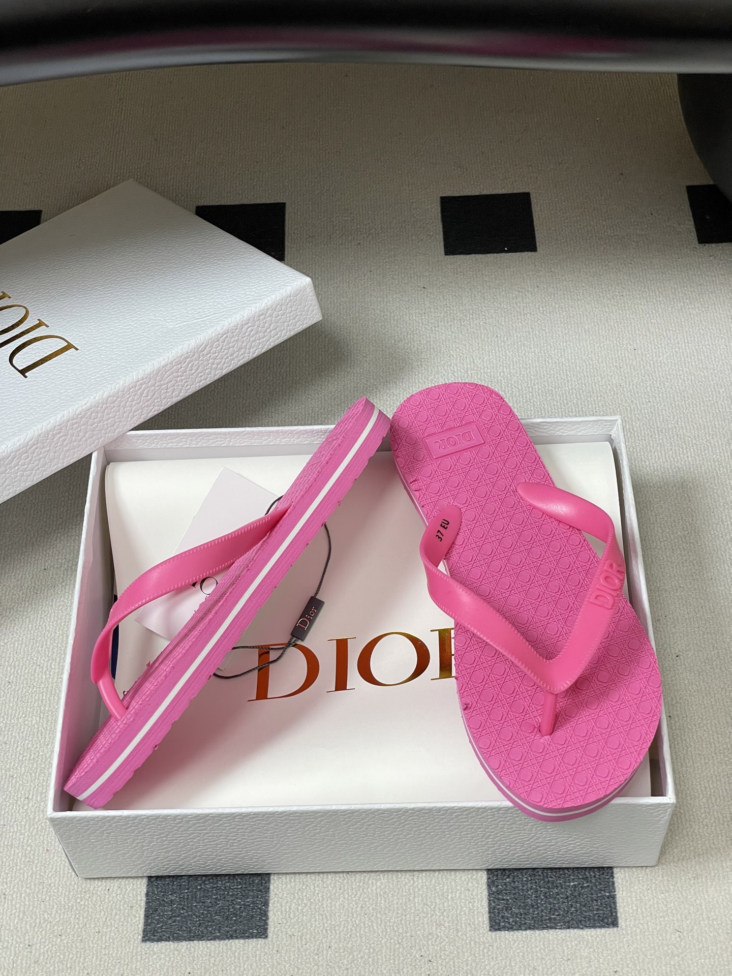 -Dior迪奥 2026春夏新款 夹脚沙滩凉拖鞋经典CD 字母人字拖鞋果冻休闲拖鞋设计增高又舒适，适合长
