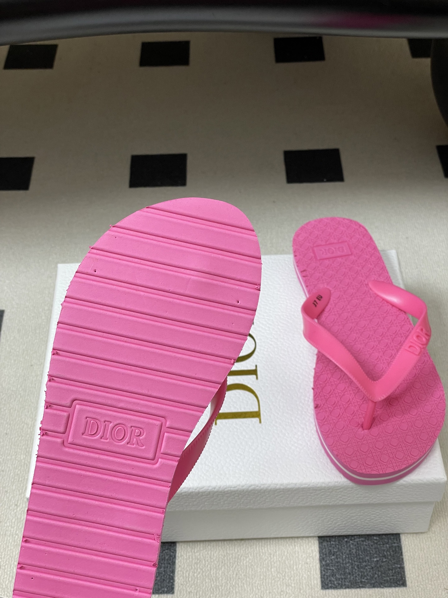 -Dior迪奥 2026春夏新款 夹脚沙滩凉拖鞋经典CD 字母人字拖鞋果冻休闲拖鞋设计增高又舒适，适合长