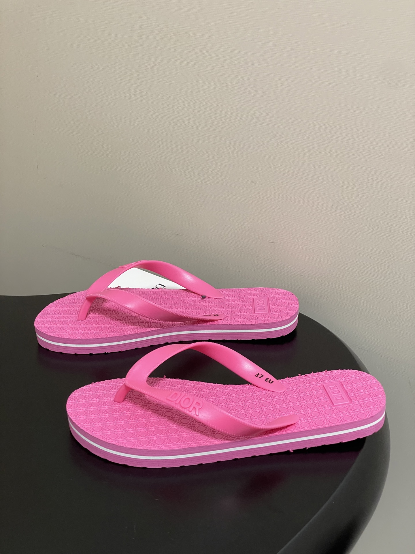 -Dior迪奥 2026春夏新款 夹脚沙滩凉拖鞋经典CD 字母人字拖鞋果冻休闲拖鞋设计增高又舒适，适合长