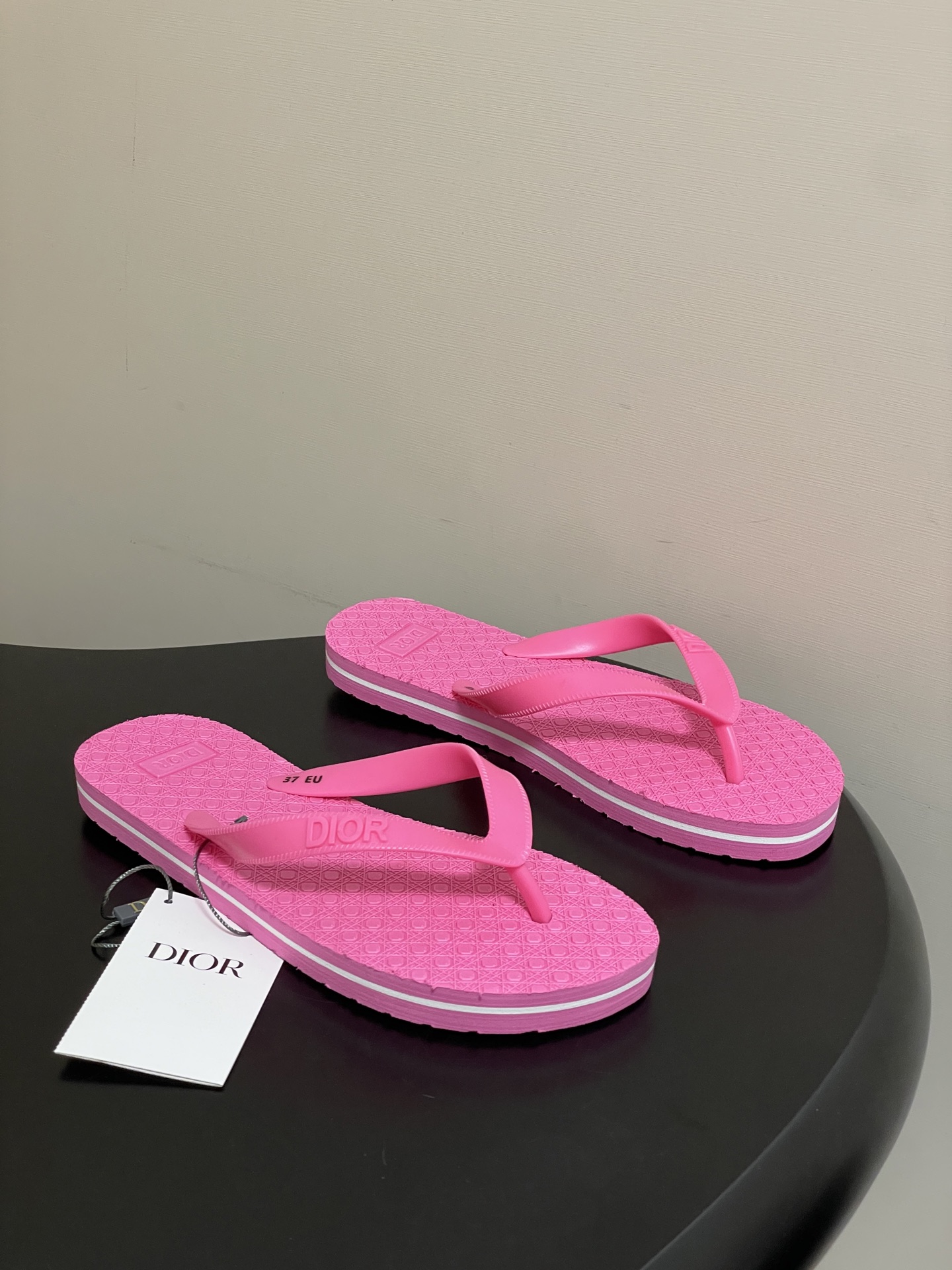 -Dior迪奥 2026春夏新款 夹脚沙滩凉拖鞋经典CD 字母人字拖鞋果冻休闲拖鞋设计增高又舒适，适合长