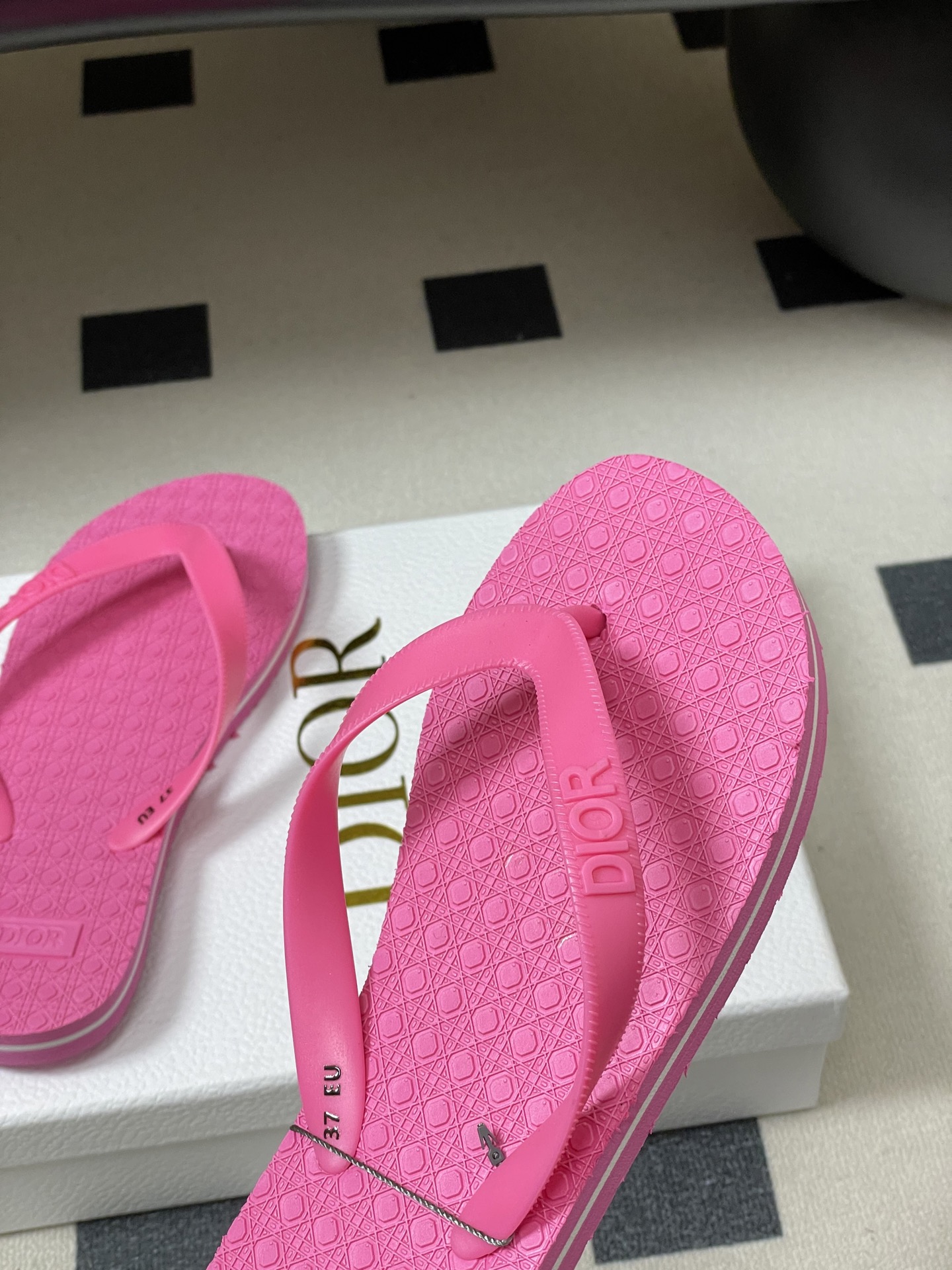 -Dior迪奥 2026春夏新款 夹脚沙滩凉拖鞋经典CD 字母人字拖鞋果冻休闲拖鞋设计增高又舒适，适合长