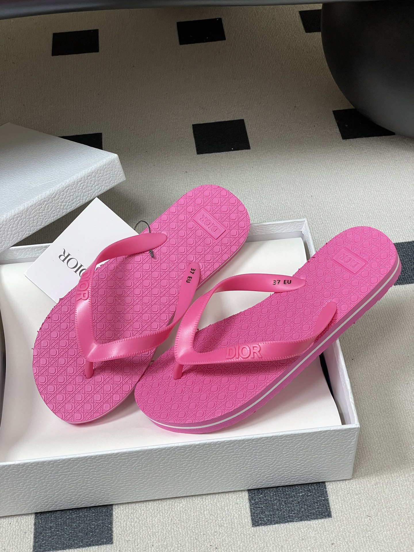 -Dior迪奥 2026春夏新款 夹脚沙滩凉拖鞋经典CD 字母人字拖鞋果冻休闲拖鞋设计增高又舒适，适合长