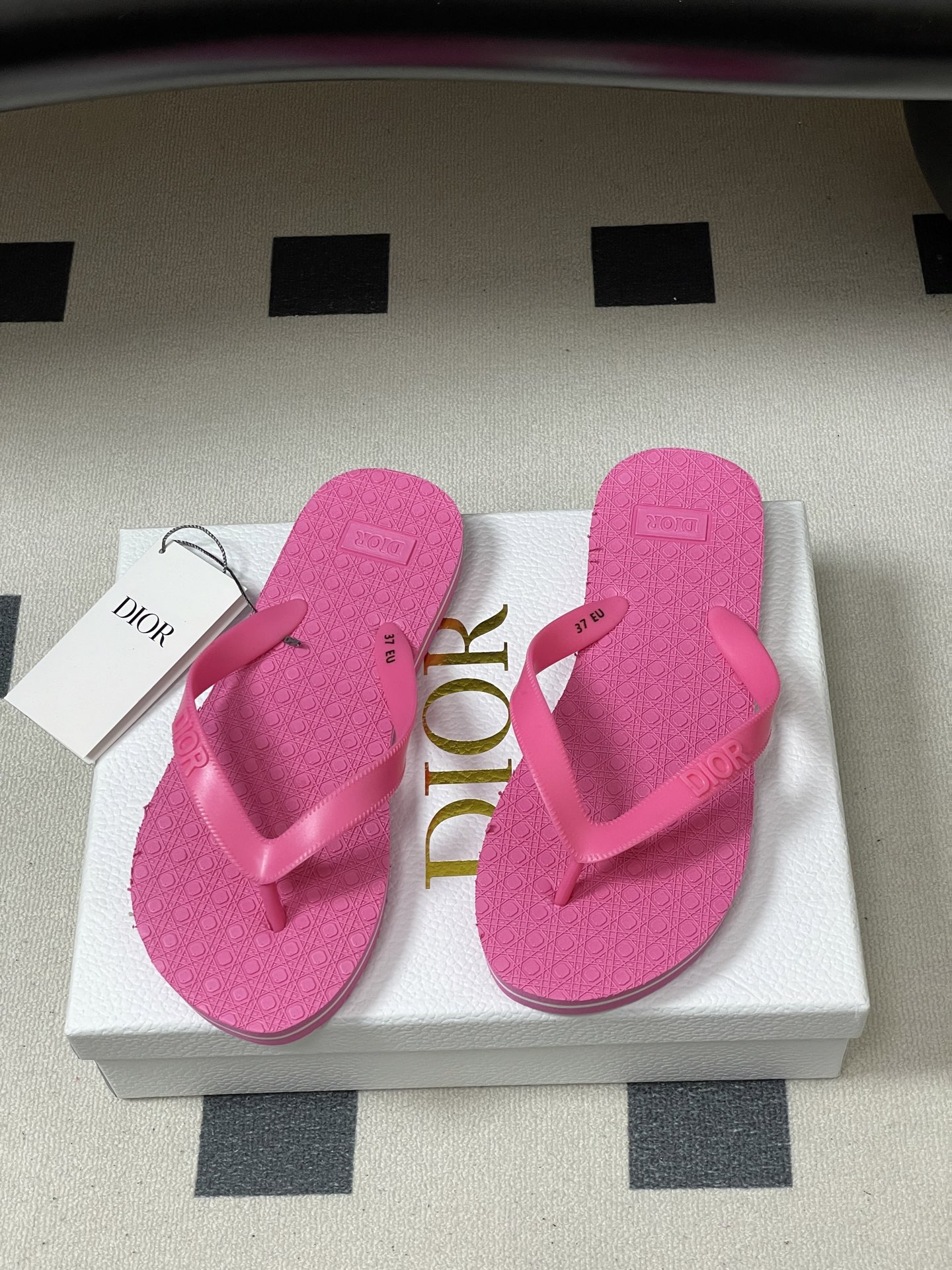 -Dior迪奥 2026春夏新款 夹脚沙滩凉拖鞋经典CD 字母人字拖鞋果冻休闲拖鞋设计增高又舒适，适合长