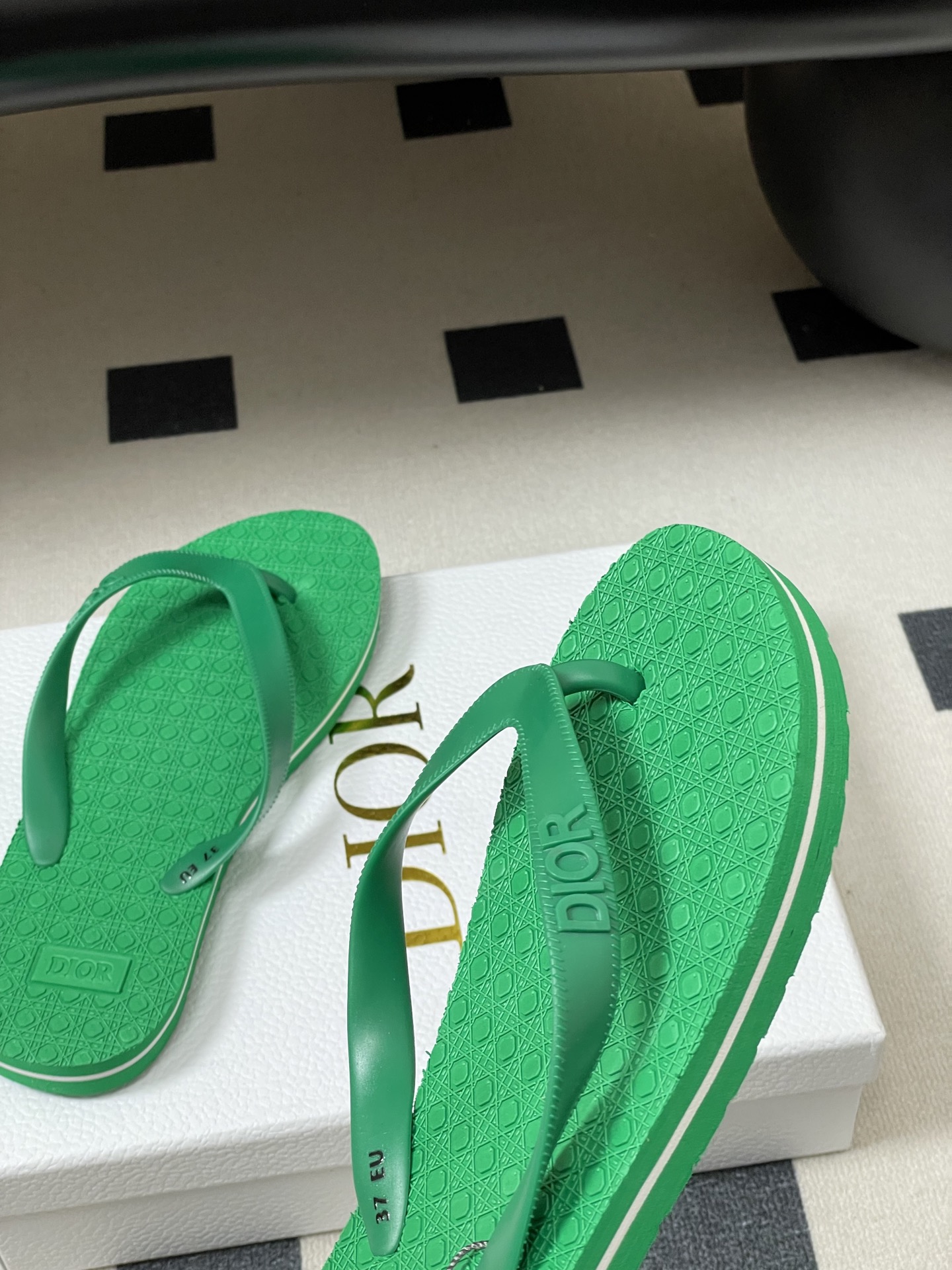 -Dior迪奥 2026春夏新款 夹脚沙滩凉拖鞋经典CD 字母人字拖鞋果冻休闲拖鞋设计增高又舒适，适合长