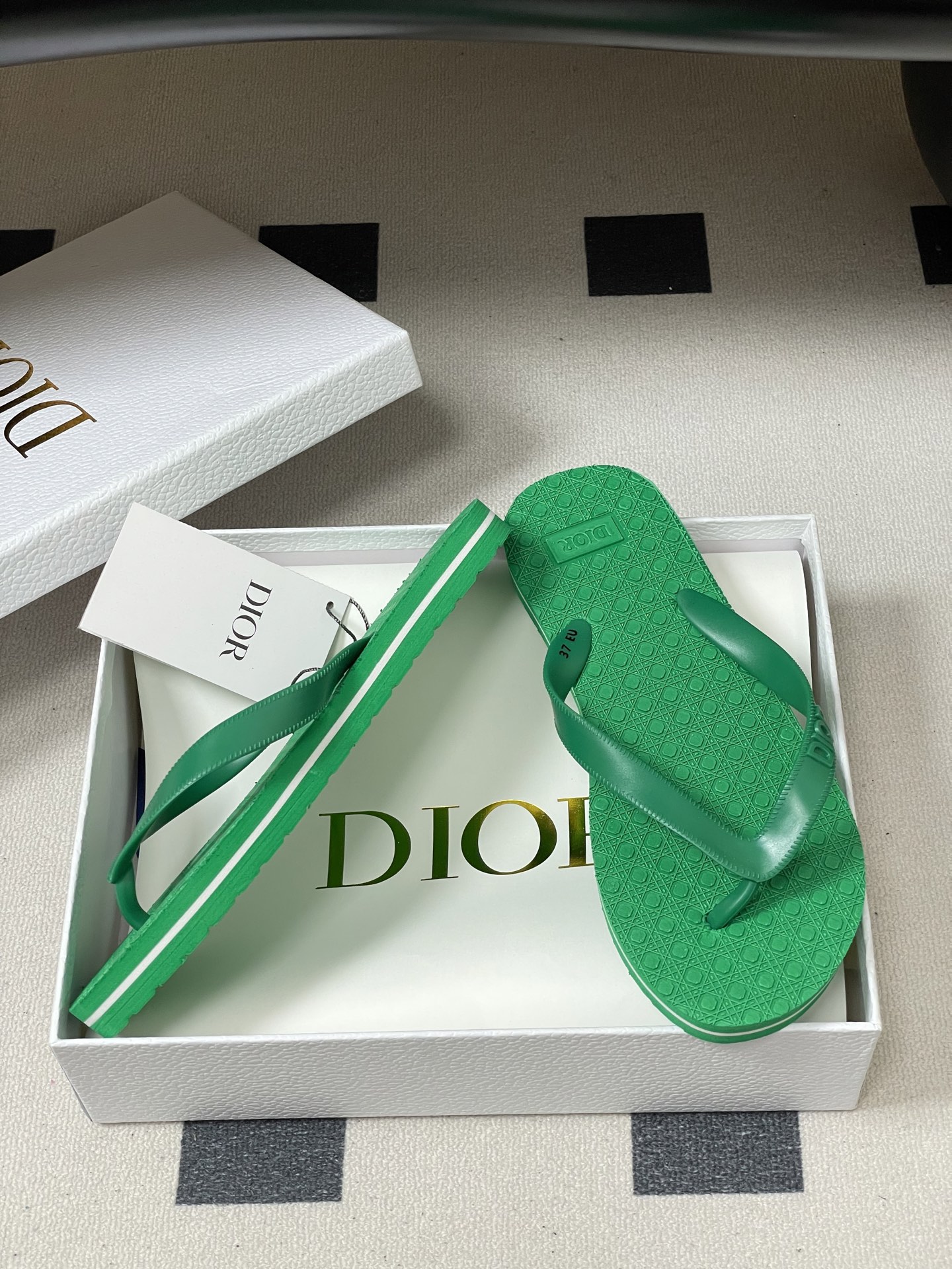 -Dior迪奥 2026春夏新款 夹脚沙滩凉拖鞋经典CD 字母人字拖鞋果冻休闲拖鞋设计增高又舒适，适合长