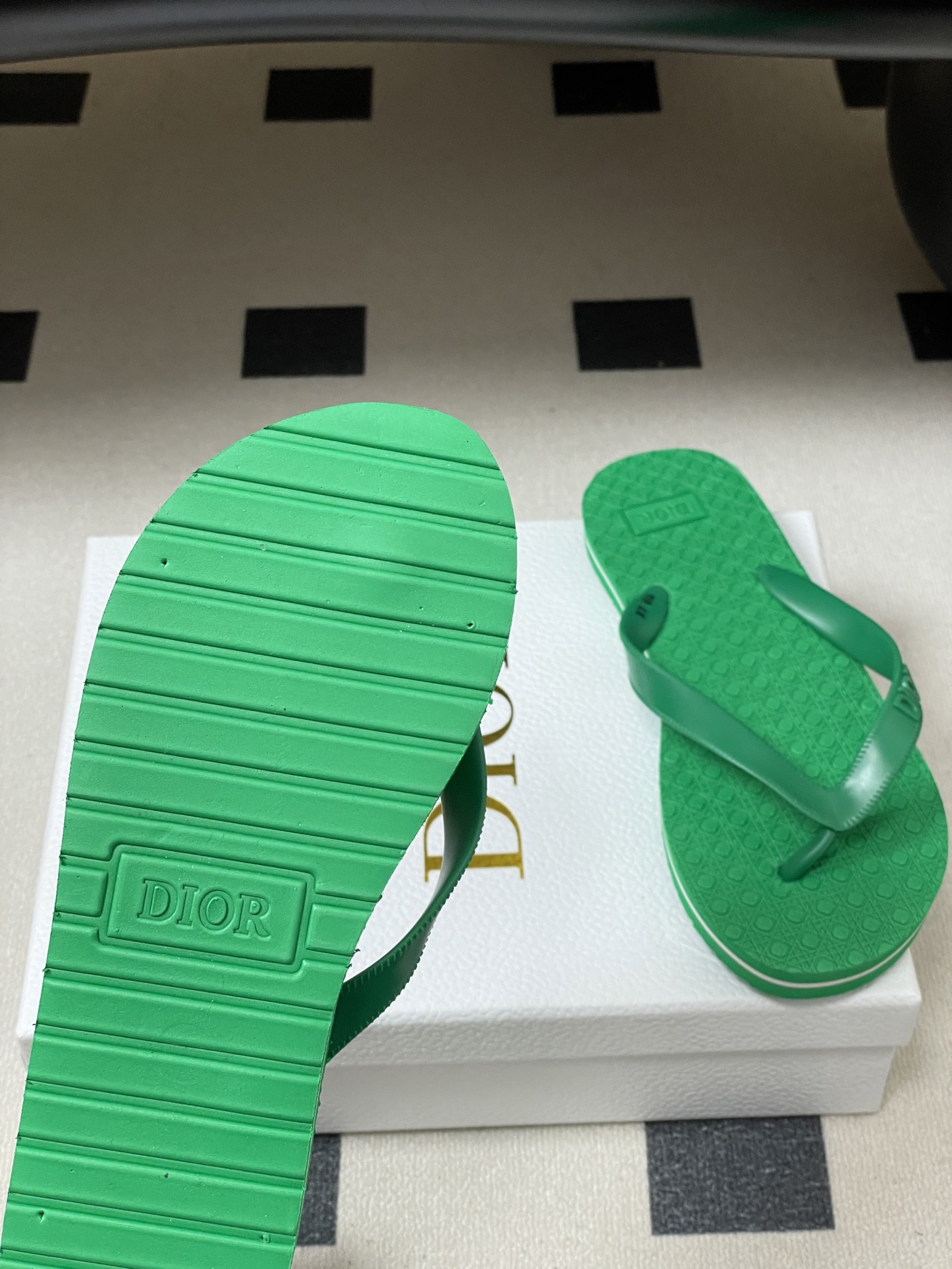 -Dior迪奥 2026春夏新款 夹脚沙滩凉拖鞋经典CD 字母人字拖鞋果冻休闲拖鞋设计增高又舒适，适合长