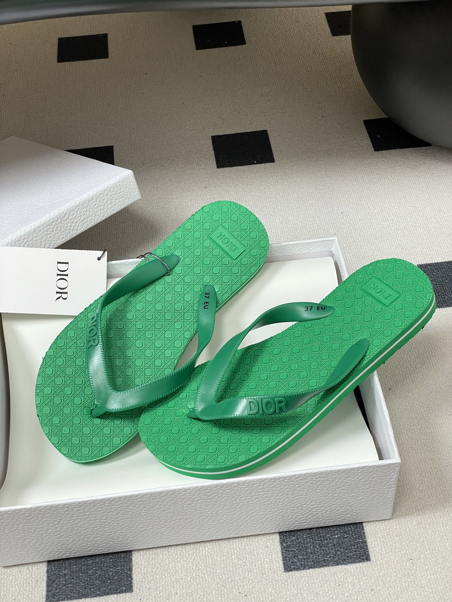 -Dior迪奥 2026春夏新款 夹脚沙滩凉拖鞋经典CD 字母人字拖鞋果冻休闲拖鞋设计增高又舒适，适合长