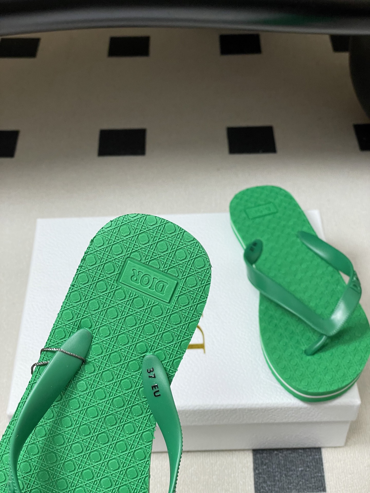 -Dior迪奥 2026春夏新款 夹脚沙滩凉拖鞋经典CD 字母人字拖鞋果冻休闲拖鞋设计增高又舒适，适合长