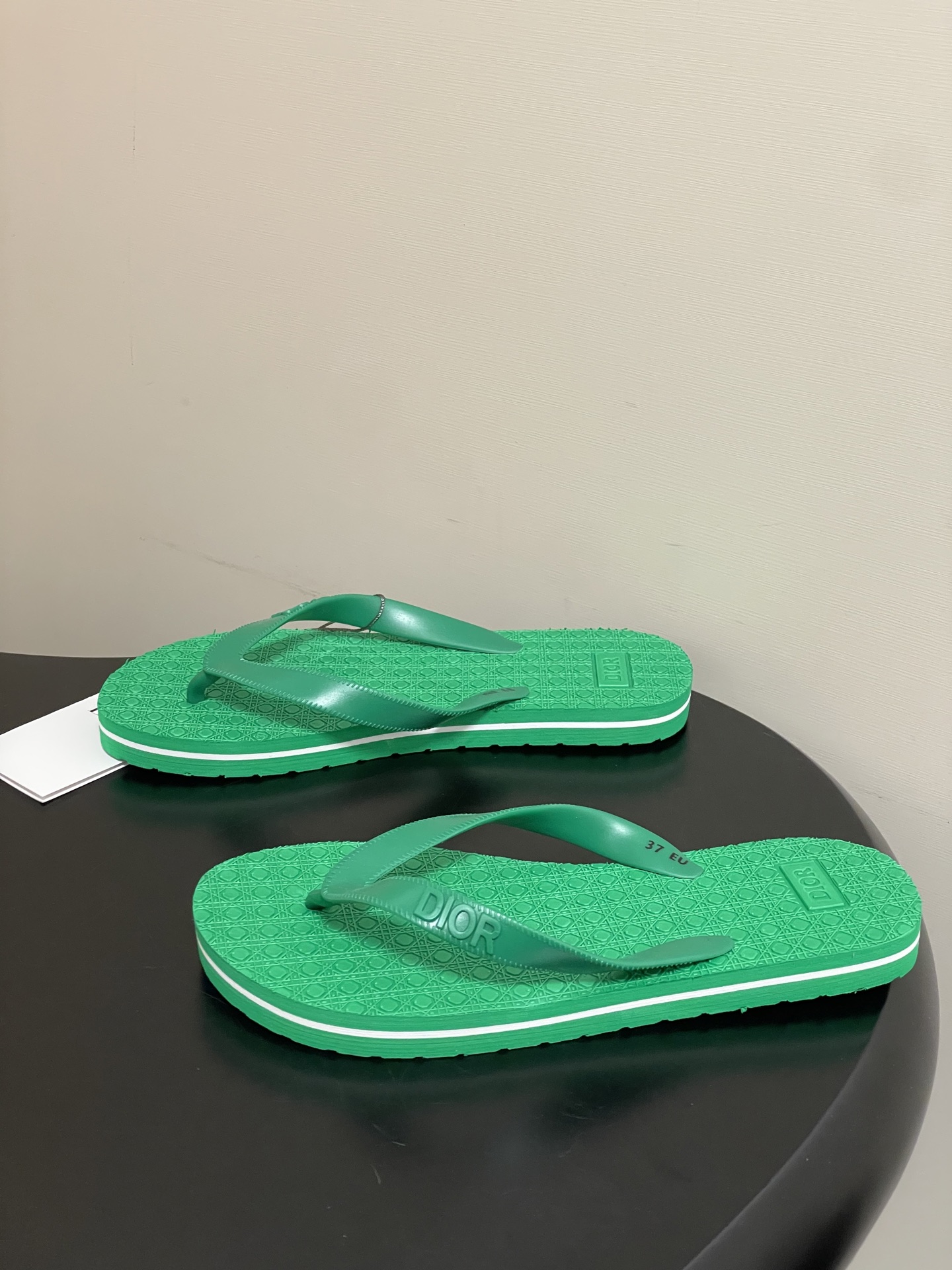 -Dior迪奥 2026春夏新款 夹脚沙滩凉拖鞋经典CD 字母人字拖鞋果冻休闲拖鞋设计增高又舒适，适合长