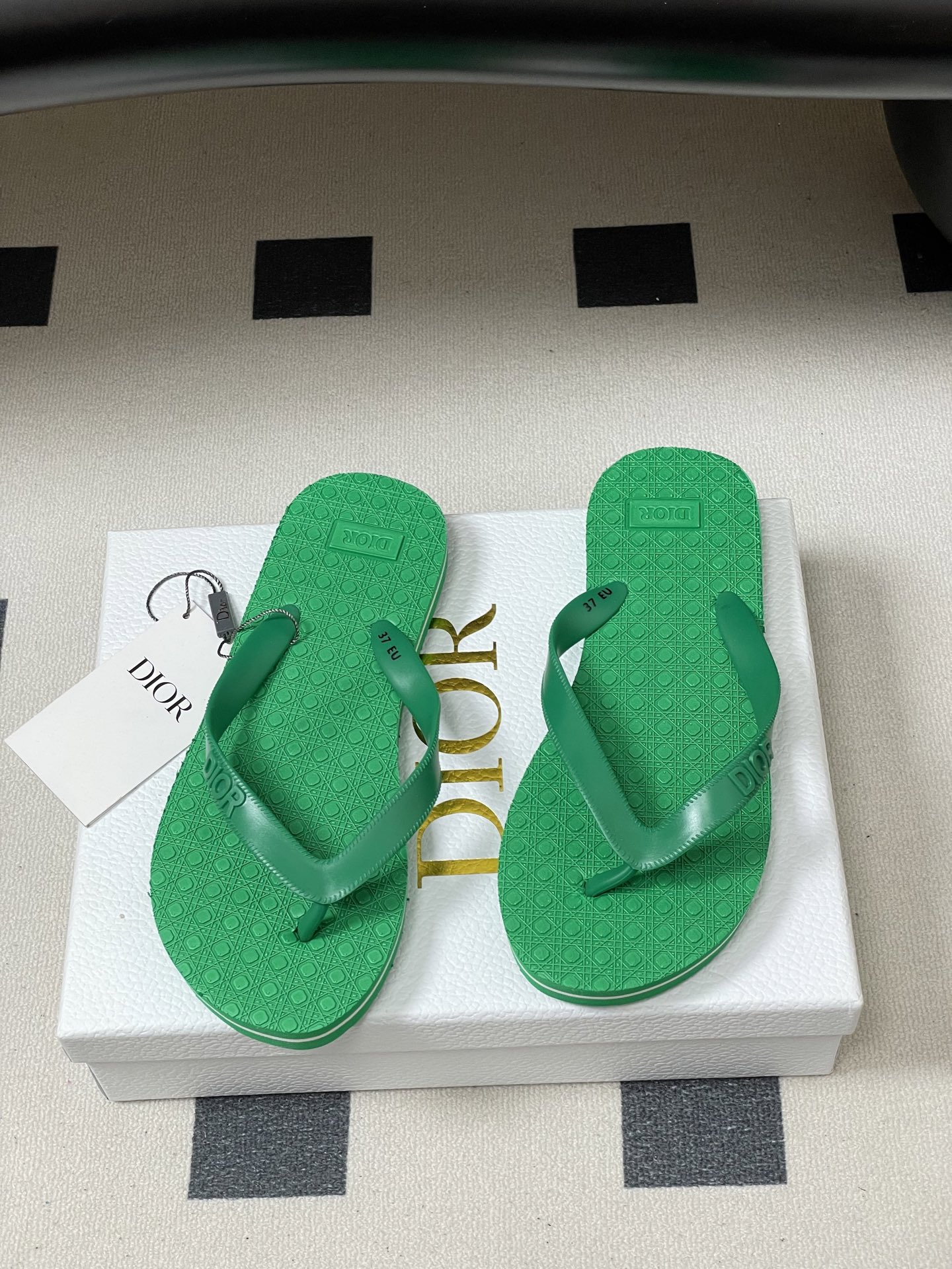 -Dior迪奥 2026春夏新款 夹脚沙滩凉拖鞋经典CD 字母人字拖鞋果冻休闲拖鞋设计增高又舒适，适合长