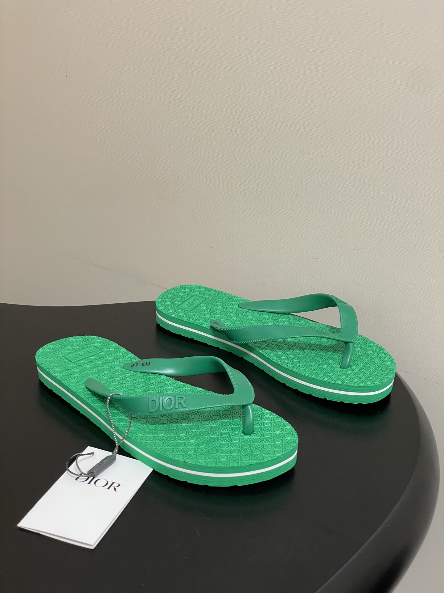 -Dior迪奥 2026春夏新款 夹脚沙滩凉拖鞋经典CD 字母人字拖鞋果冻休闲拖鞋设计增高又舒适，适合长