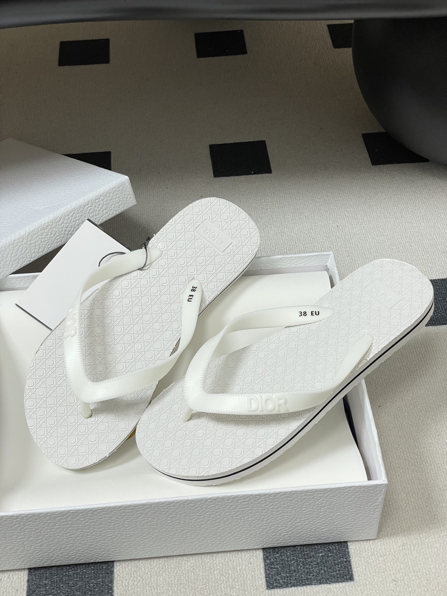 -Dior迪奥 2026春夏新款 夹脚沙滩凉拖鞋经典CD 字母人字拖鞋果冻休闲拖鞋设计增高又舒适，适合长