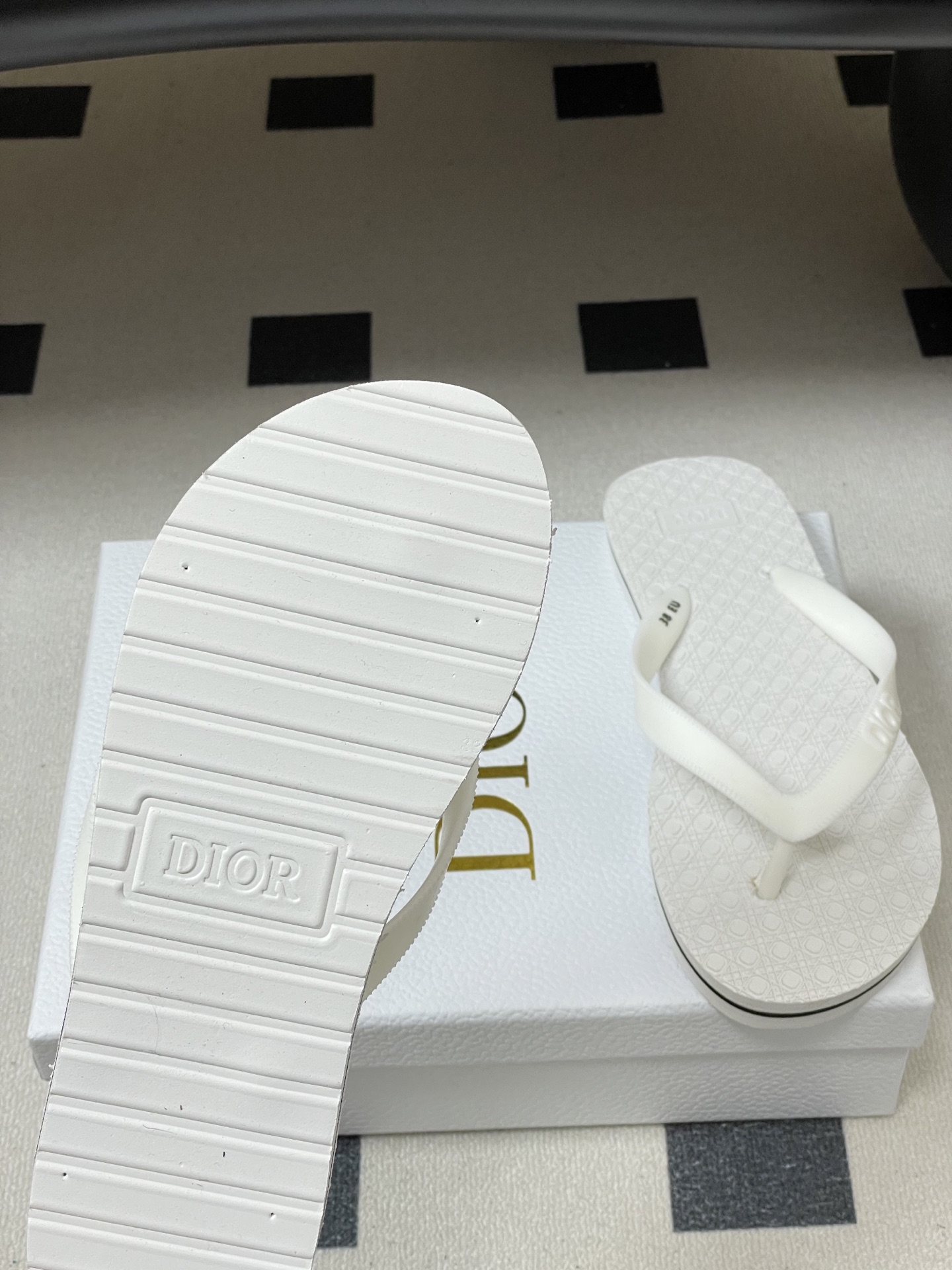 -Dior迪奥 2026春夏新款 夹脚沙滩凉拖鞋经典CD 字母人字拖鞋果冻休闲拖鞋设计增高又舒适，适合长