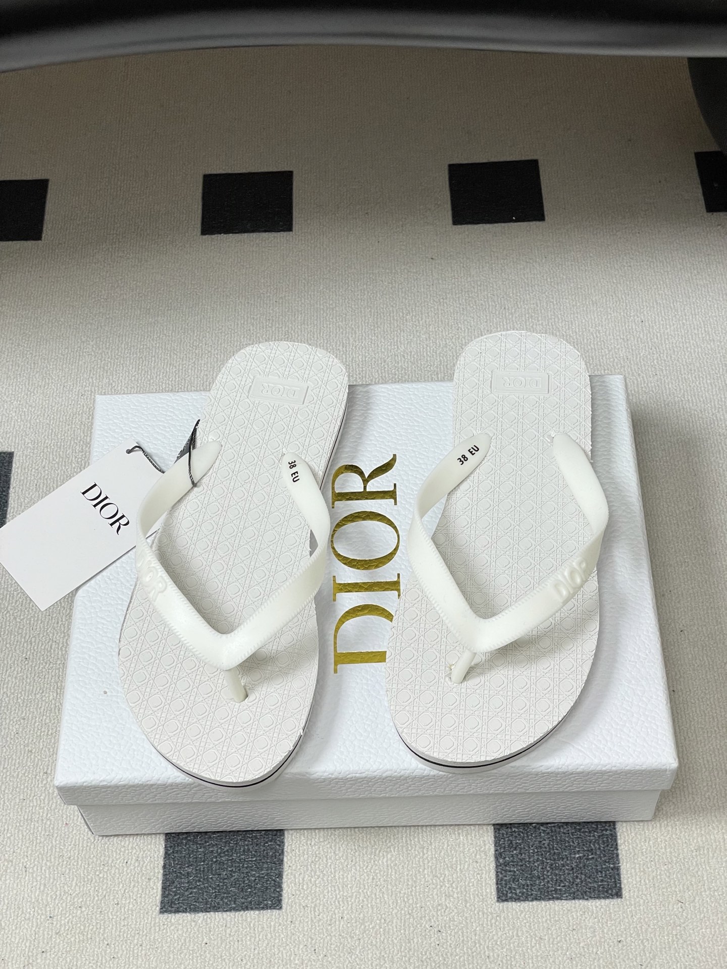-Dior迪奥 2026春夏新款 夹脚沙滩凉拖鞋经典CD 字母人字拖鞋果冻休闲拖鞋设计增高又舒适，适合长