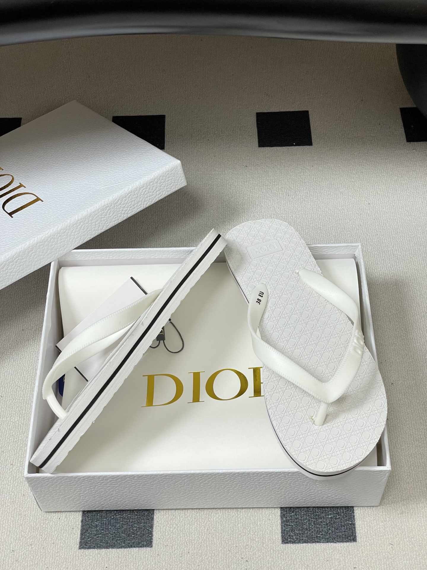 -Dior迪奥 2026春夏新款 夹脚沙滩凉拖鞋经典CD 字母人字拖鞋果冻休闲拖鞋设计增高又舒适，适合长