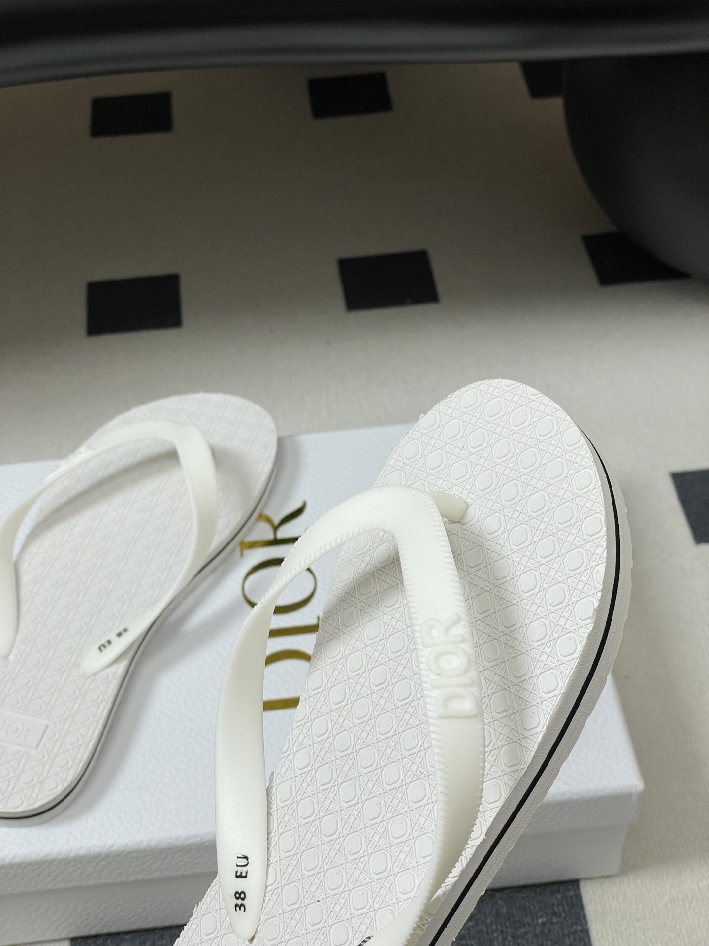 -Dior迪奥 2026春夏新款 夹脚沙滩凉拖鞋经典CD 字母人字拖鞋果冻休闲拖鞋设计增高又舒适，适合长