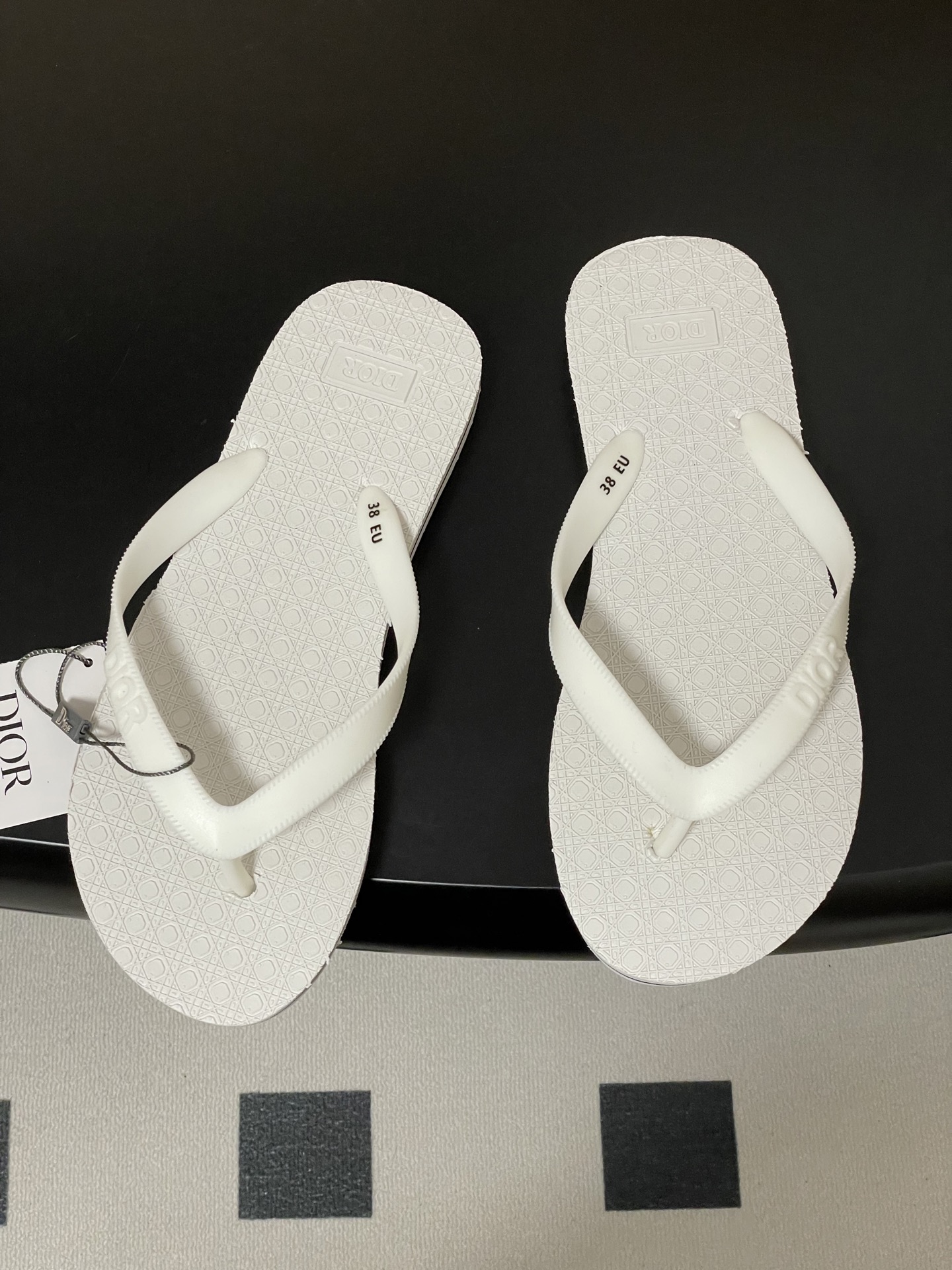 -Dior迪奥 2026春夏新款 夹脚沙滩凉拖鞋经典CD 字母人字拖鞋果冻休闲拖鞋设计增高又舒适，适合长