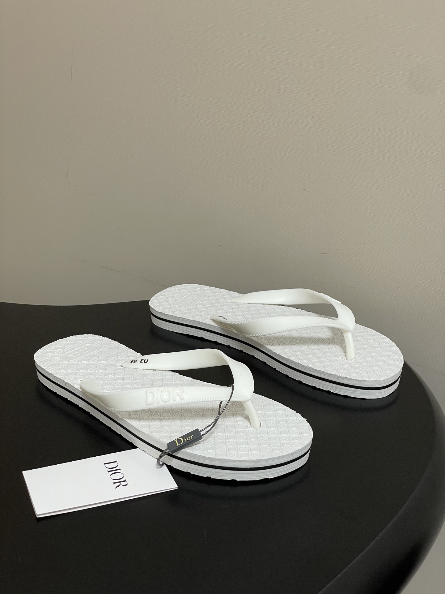 -Dior迪奥 2026春夏新款 夹脚沙滩凉拖鞋经典CD 字母人字拖鞋果冻休闲拖鞋设计增高又舒适，适合长