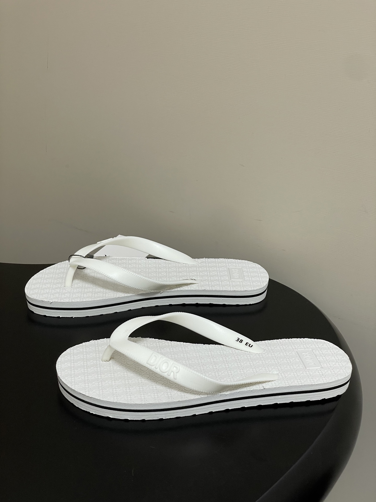 -Dior迪奥 2026春夏新款 夹脚沙滩凉拖鞋经典CD 字母人字拖鞋果冻休闲拖鞋设计增高又舒适，适合长