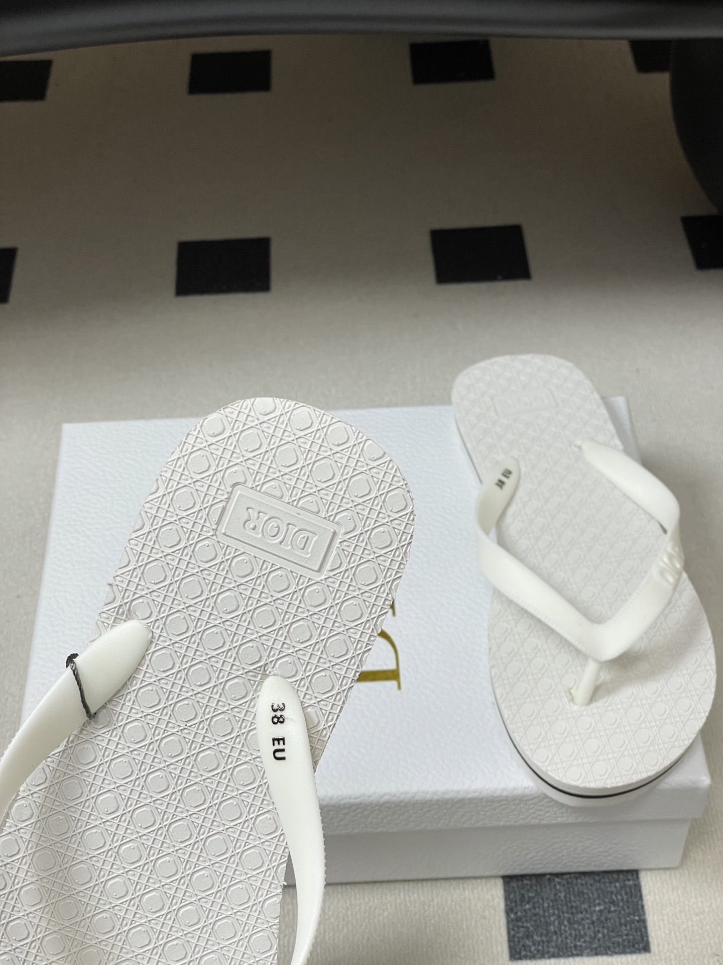 -Dior迪奥 2026春夏新款 夹脚沙滩凉拖鞋经典CD 字母人字拖鞋果冻休闲拖鞋设计增高又舒适，适合长