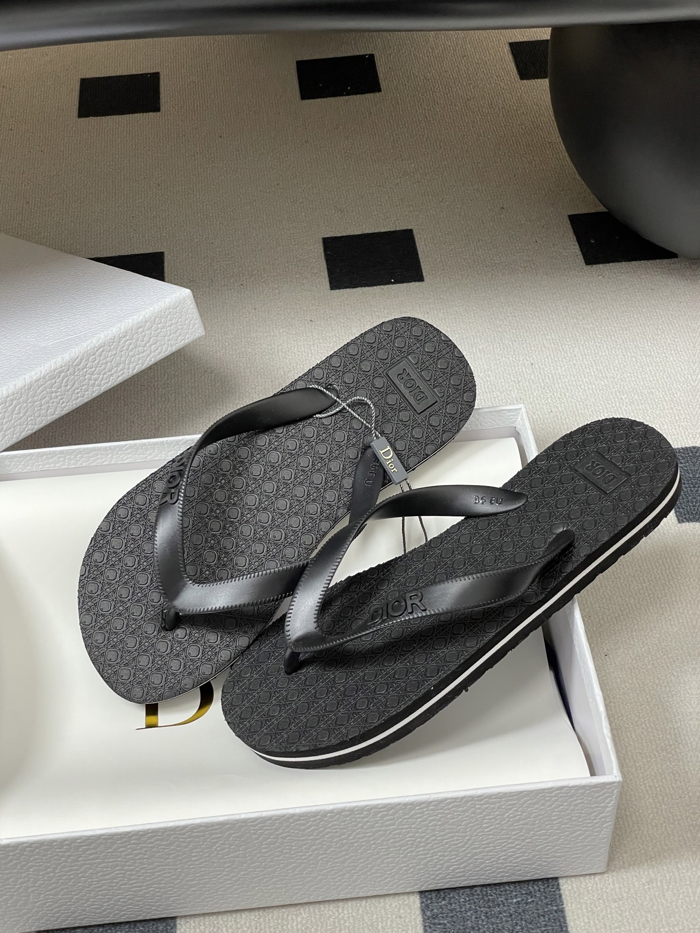 -Dior迪奥 2026春夏新款 夹脚沙滩凉拖鞋经典CD 字母人字拖鞋果冻休闲拖鞋设计增高又舒适，适合长