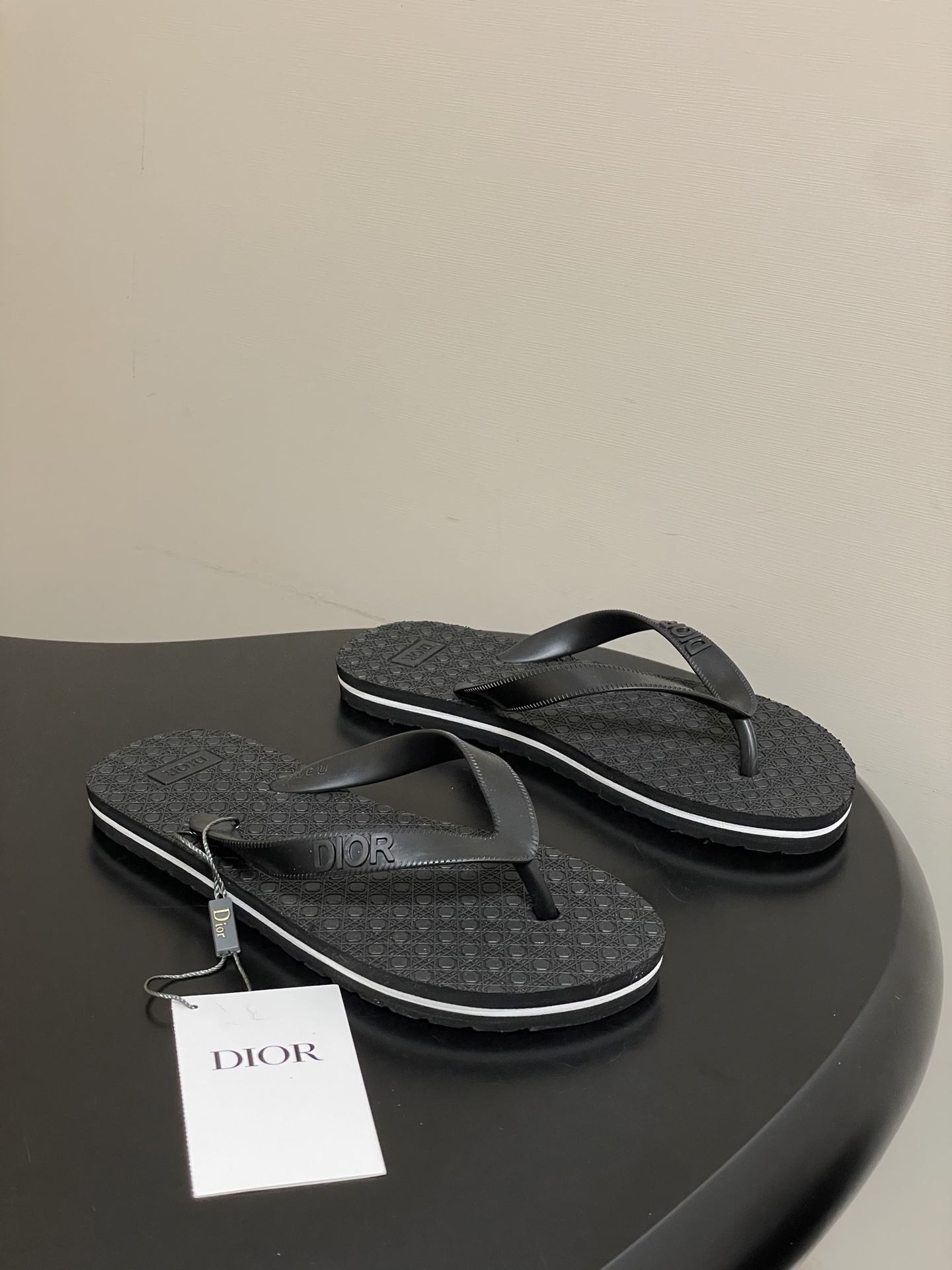 NO:759624,- Dior 2026 spring and summer new model flip-flops beach sandals classic CD alphabet flip-flops jelly casual slippers designed to be taller and more comfortable, suitable for long-term wear. The soles are non-slip and are OK for daily outings or vacations at the beach! Dresses and casual pants can be easily managed. It is a must-have item in spring and summer. It is fashionable and practical, and can easily improve the quality of your outfit!  Material rubber foam, size 35-40, split-toe shoes, dior, dior, slippers, skirts19860909- Dior迪奥 2026春夏新款 夹脚沙滩凉拖鞋经典CD 字母人字拖鞋果冻休闲拖鞋 设计增高又舒适,适合长时间穿着.鞋底防滑,日常出街或度假 海边游玩都很OK!裙装休闲裤都能轻松驾驭,春夏季节必备单品,时尚又实用,轻松提升穿搭质感！ 材质橡胶发泡 码数35-40,分趾鞋,dior,dior,slippers,skirts,Women's Shoes