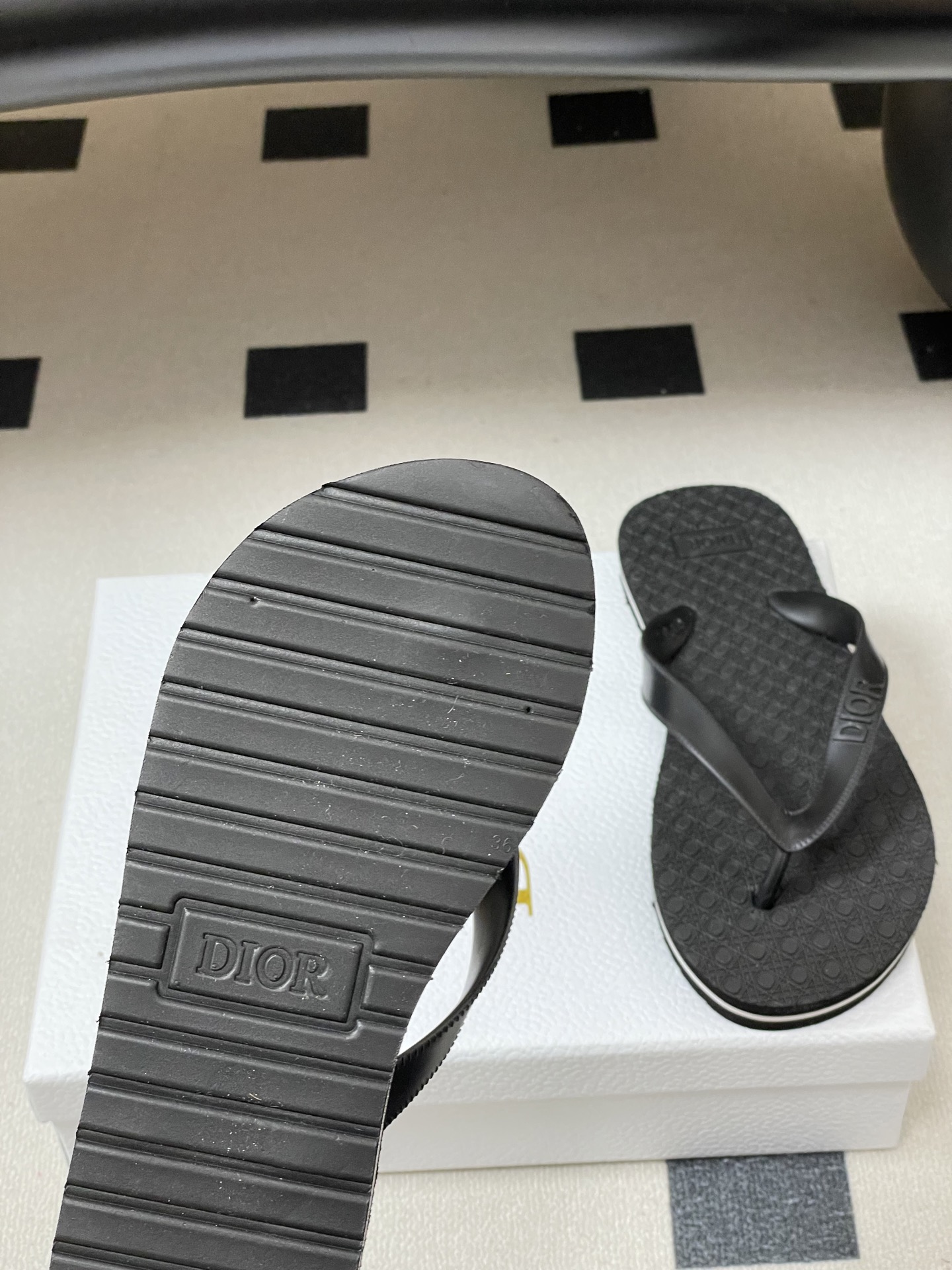 -Dior迪奥 2026春夏新款 夹脚沙滩凉拖鞋经典CD 字母人字拖鞋果冻休闲拖鞋设计增高又舒适，适合长