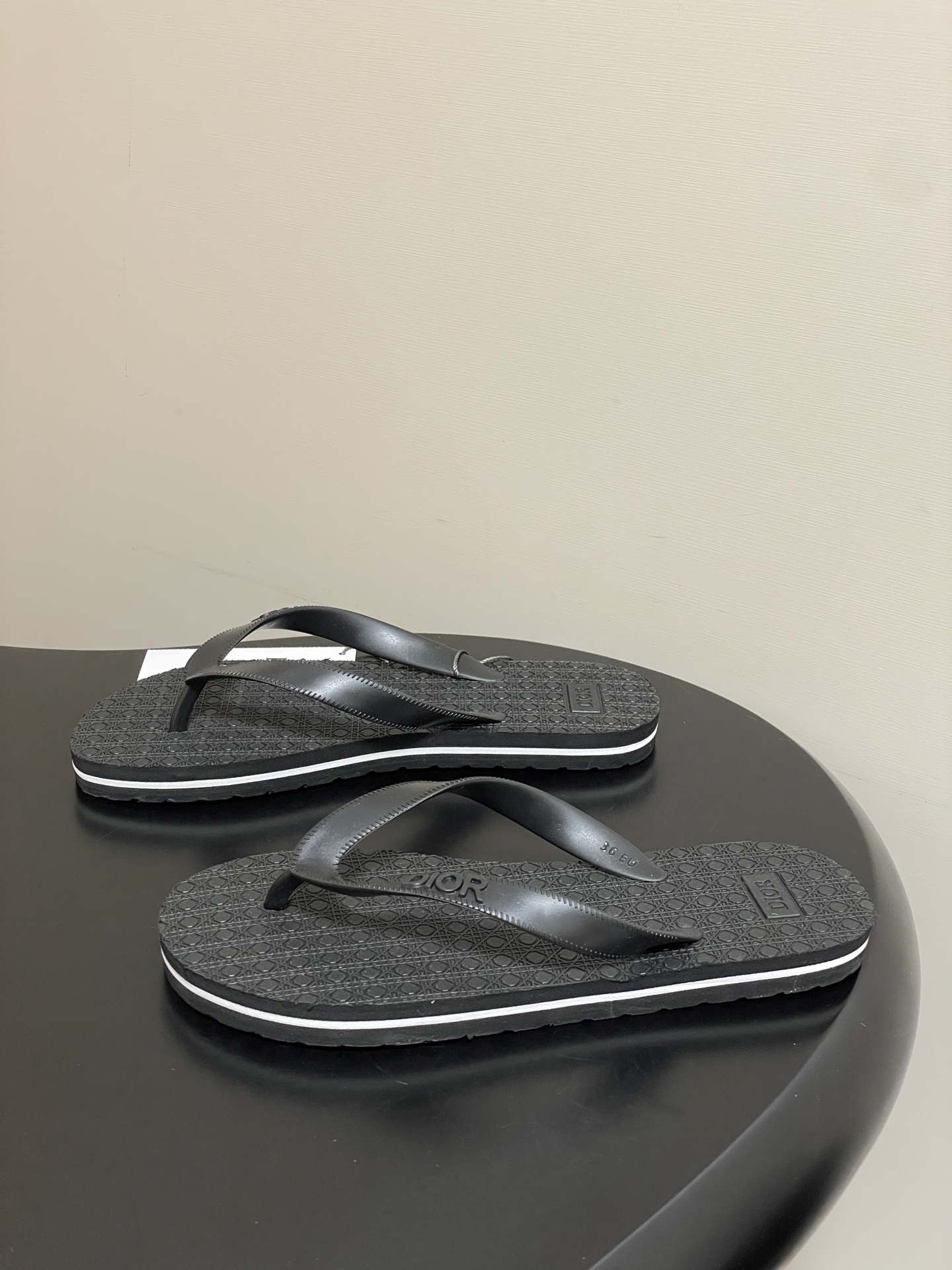 -Dior迪奥 2026春夏新款 夹脚沙滩凉拖鞋经典CD 字母人字拖鞋果冻休闲拖鞋设计增高又舒适，适合长