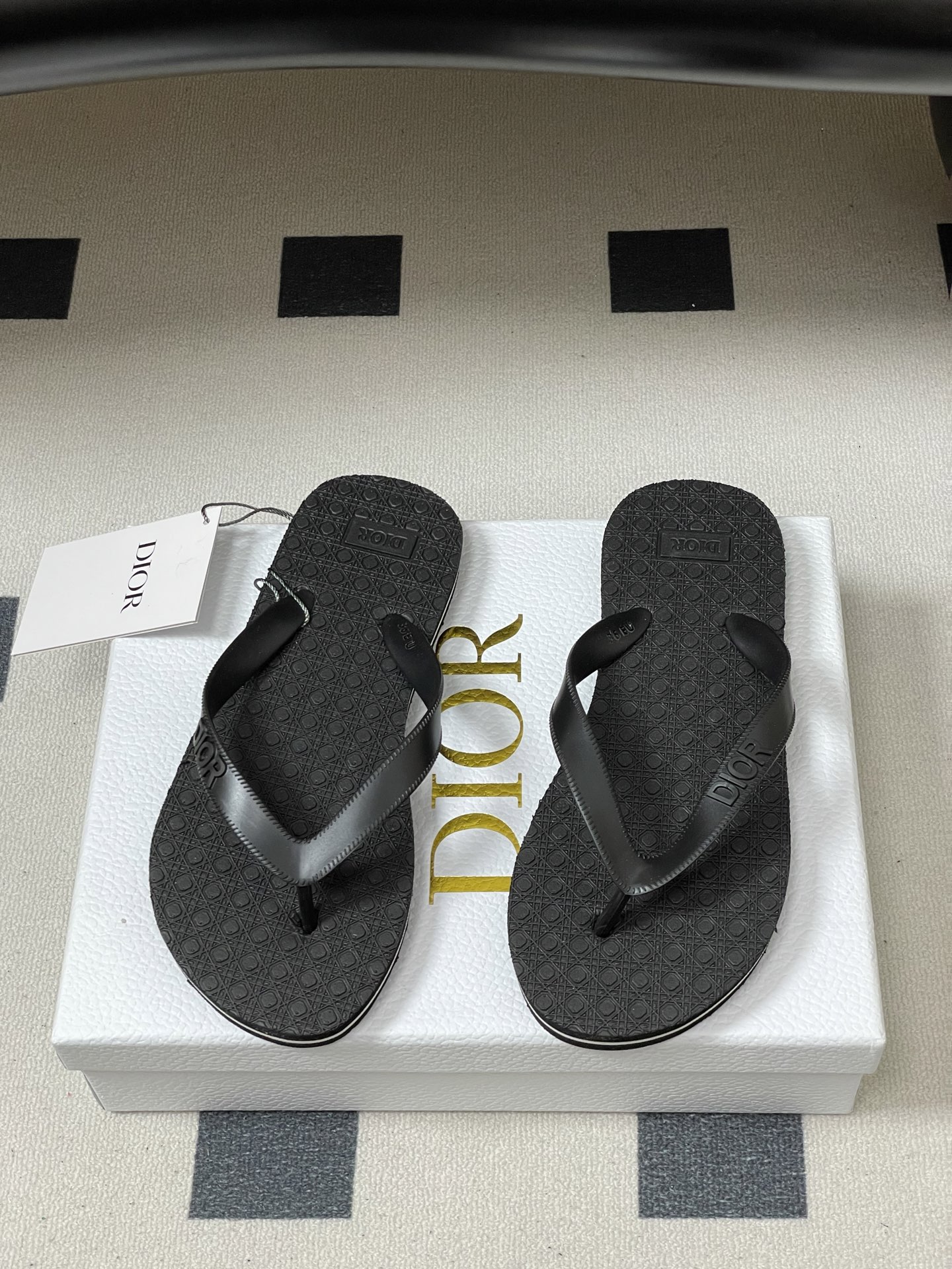 -Dior迪奥 2026春夏新款 夹脚沙滩凉拖鞋经典CD 字母人字拖鞋果冻休闲拖鞋设计增高又舒适，适合长