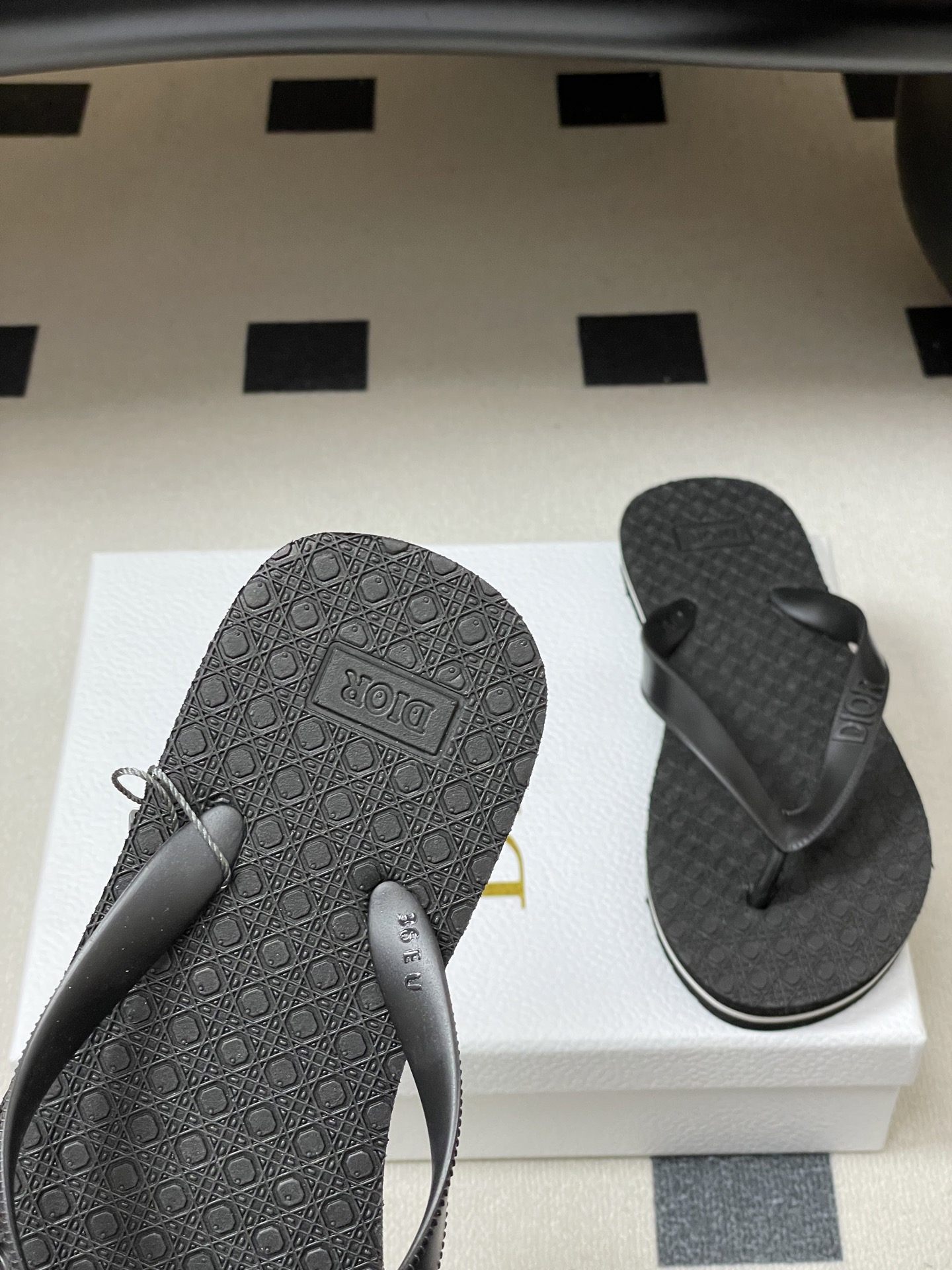 -Dior迪奥 2026春夏新款 夹脚沙滩凉拖鞋经典CD 字母人字拖鞋果冻休闲拖鞋设计增高又舒适，适合长