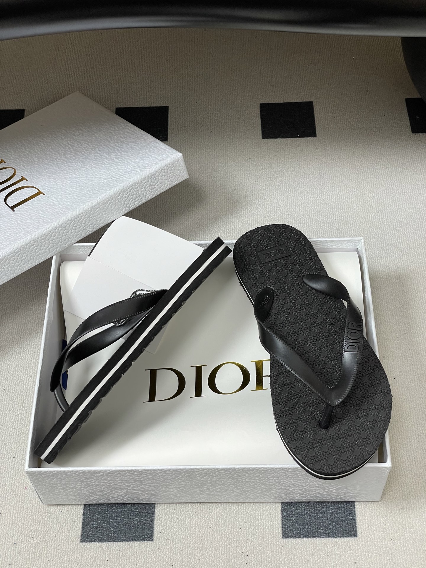 -Dior迪奥 2026春夏新款 夹脚沙滩凉拖鞋经典CD 字母人字拖鞋果冻休闲拖鞋设计增高又舒适，适合长