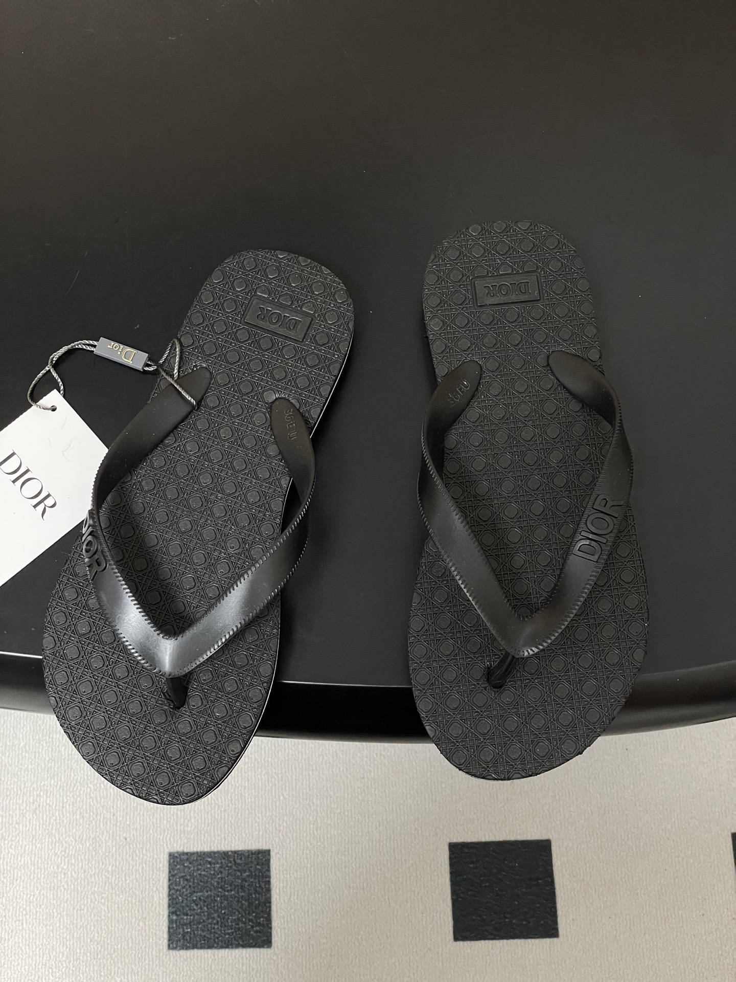-Dior迪奥 2026春夏新款 夹脚沙滩凉拖鞋经典CD 字母人字拖鞋果冻休闲拖鞋设计增高又舒适，适合长