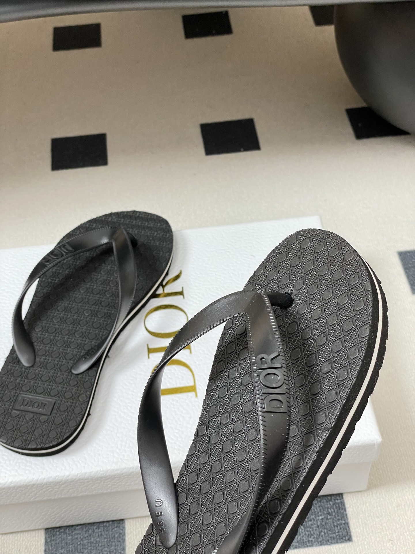 -Dior迪奥 2026春夏新款 夹脚沙滩凉拖鞋经典CD 字母人字拖鞋果冻休闲拖鞋设计增高又舒适，适合长