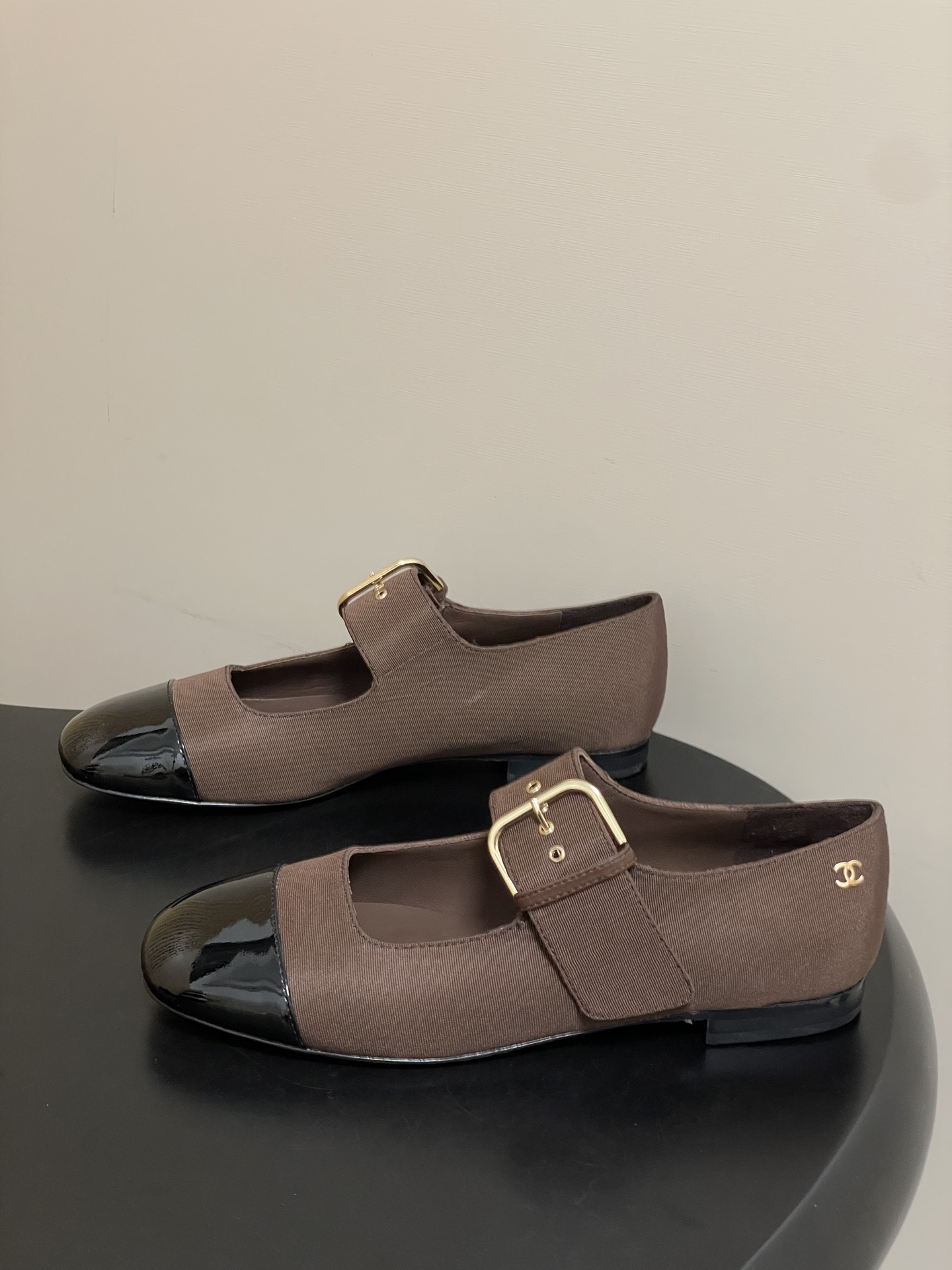 -2026春夏新款Chanel小香26P 经典双拼色方头玛丽珍鞋皮带扣平底芭蕾舞单鞋金属扣带设计，简约复