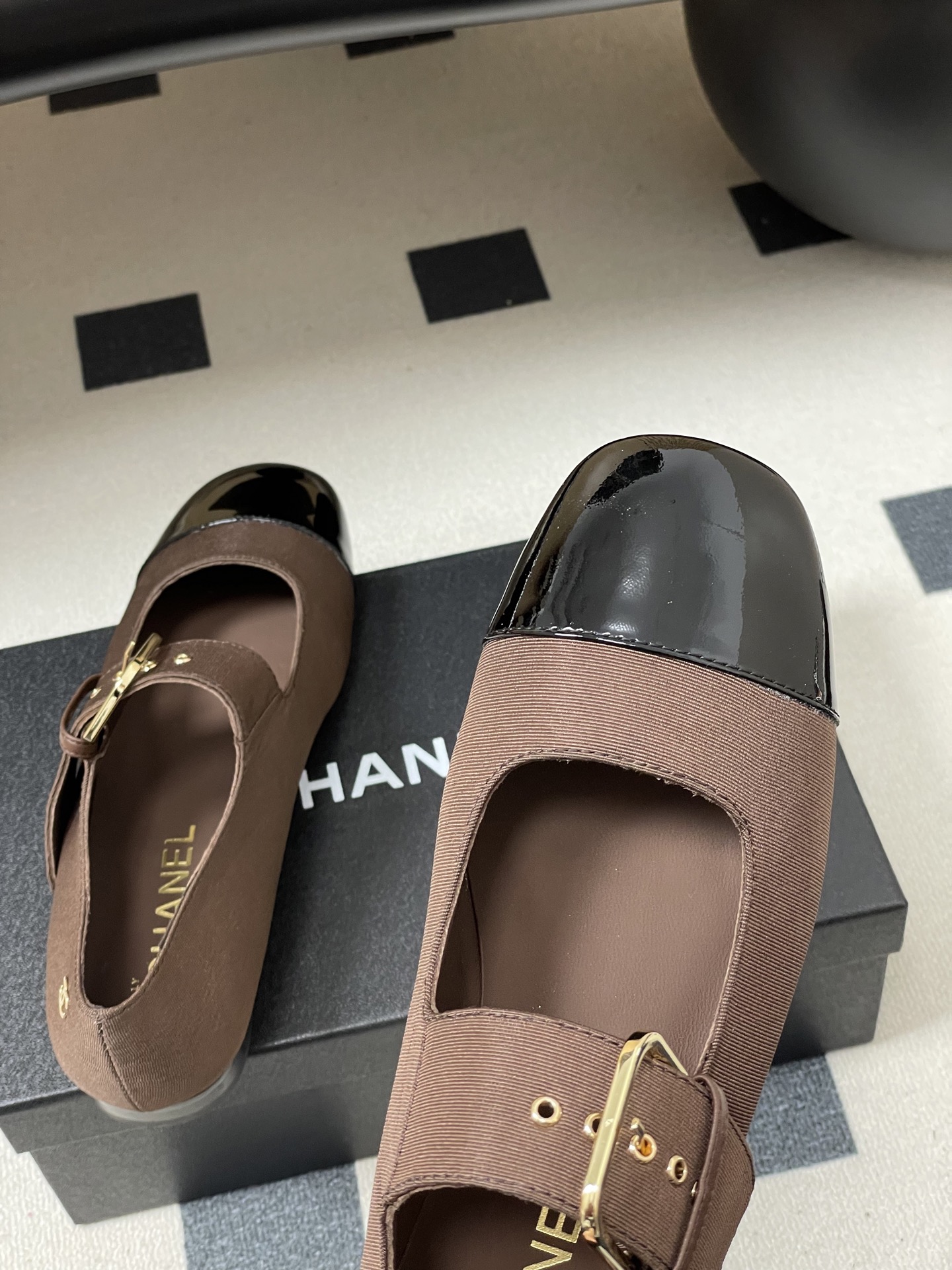 -2026春夏新款Chanel小香26P 经典双拼色方头玛丽珍鞋皮带扣平底芭蕾舞单鞋金属扣带设计，简约复