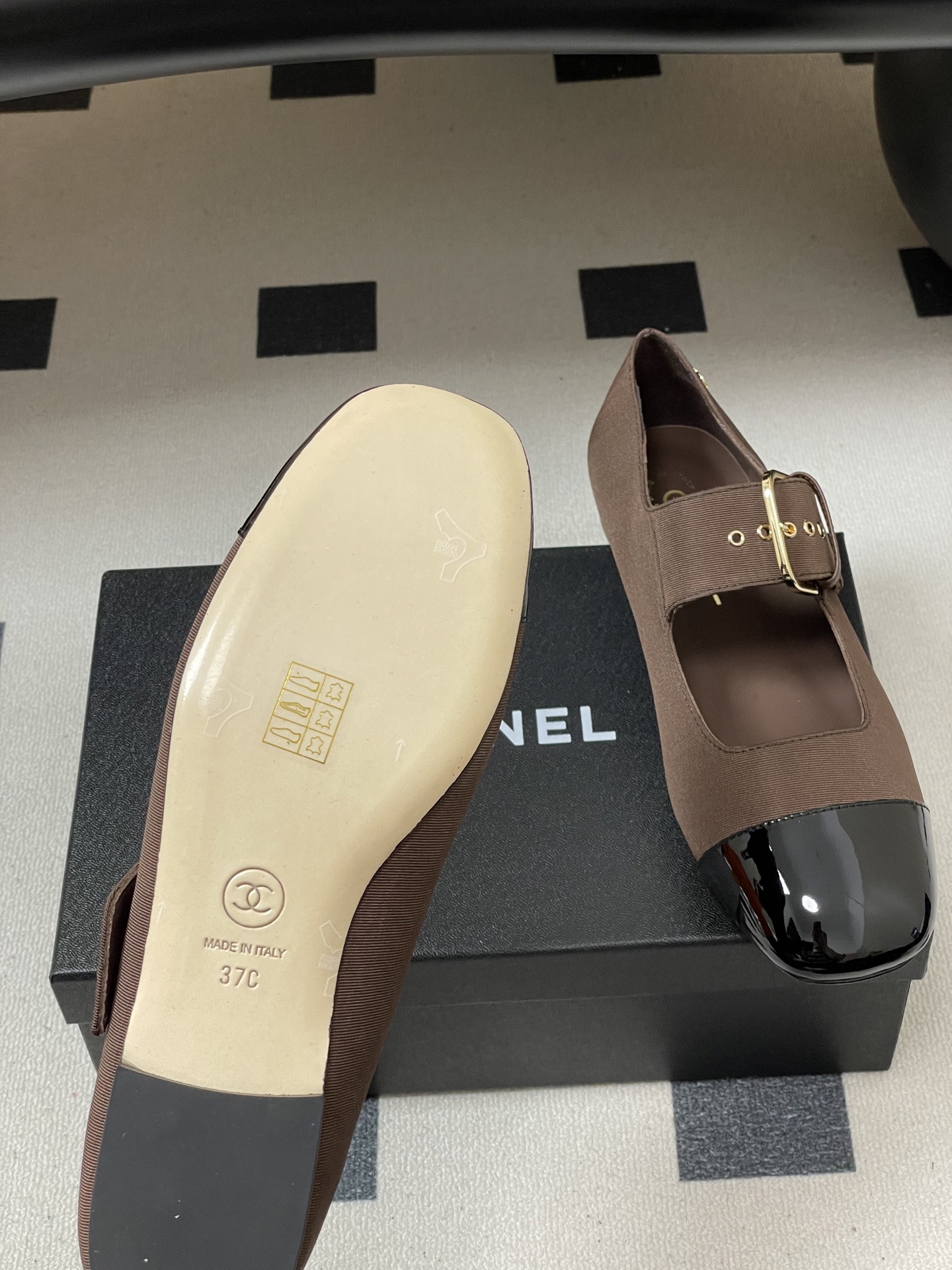 -2026春夏新款Chanel小香26P 经典双拼色方头玛丽珍鞋皮带扣平底芭蕾舞单鞋金属扣带设计，简约复