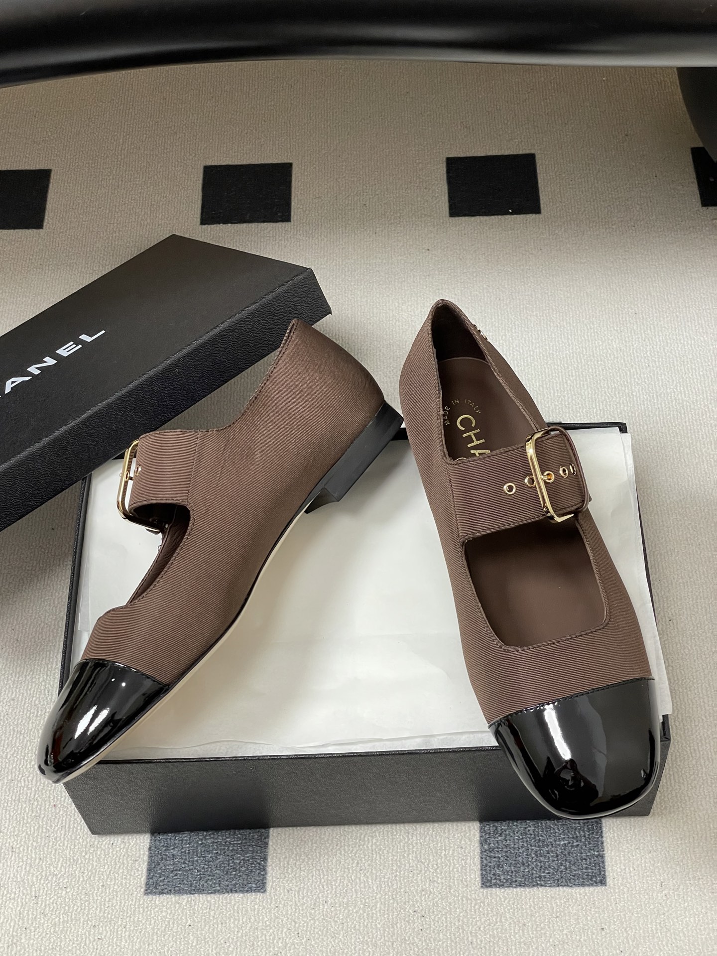 -2026春夏新款Chanel小香26P 经典双拼色方头玛丽珍鞋皮带扣平底芭蕾舞单鞋金属扣带设计，简约复