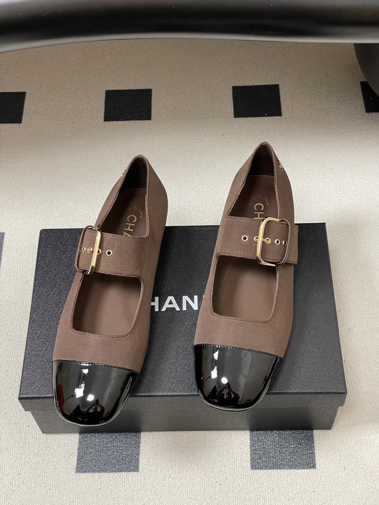 -2026春夏新款Chanel小香26P 经典双拼色方头玛丽珍鞋皮带扣平底芭蕾舞单鞋金属扣带设计，简约复