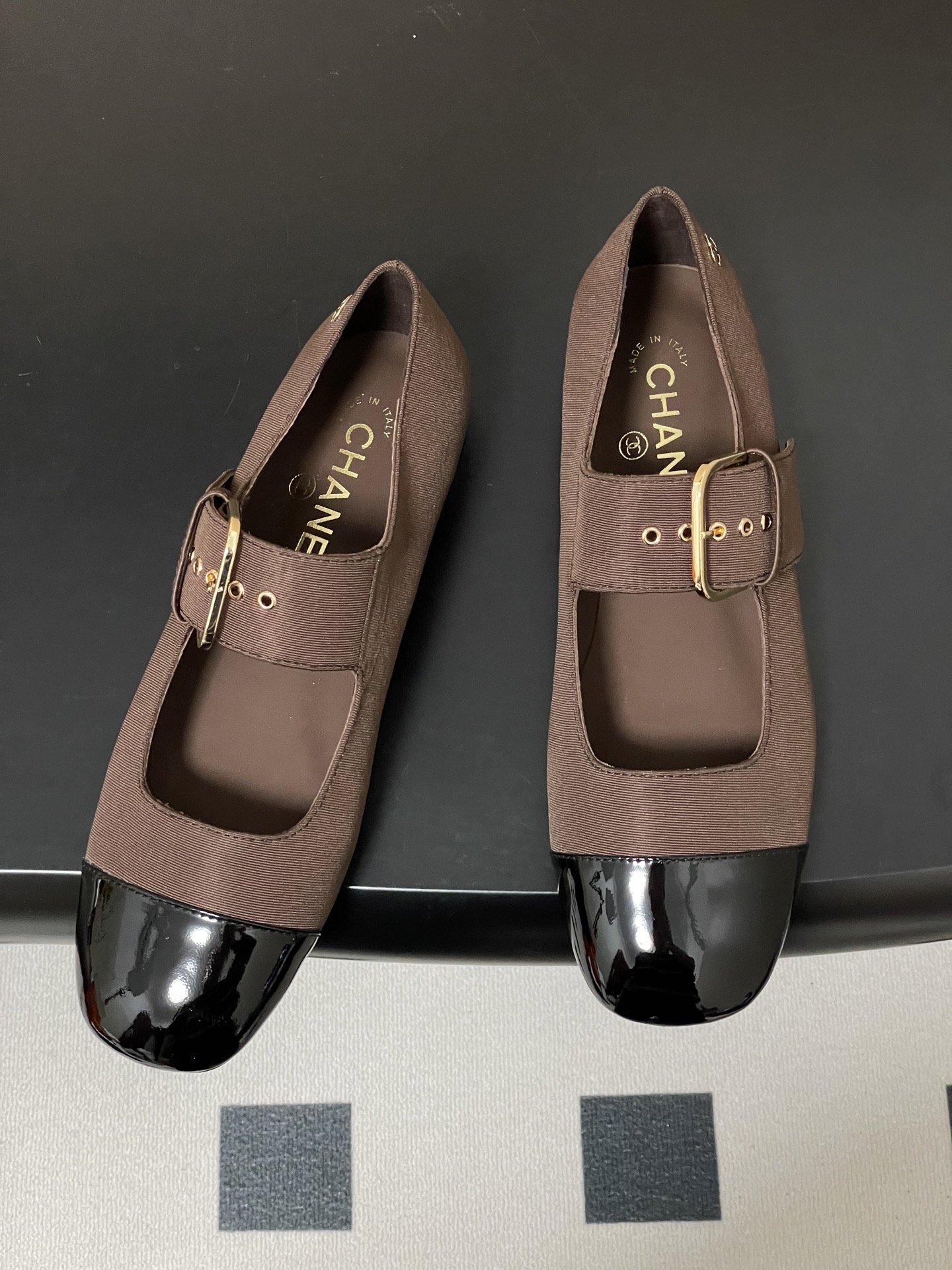 -2026春夏新款Chanel小香26P 经典双拼色方头玛丽珍鞋皮带扣平底芭蕾舞单鞋金属扣带设计，简约复