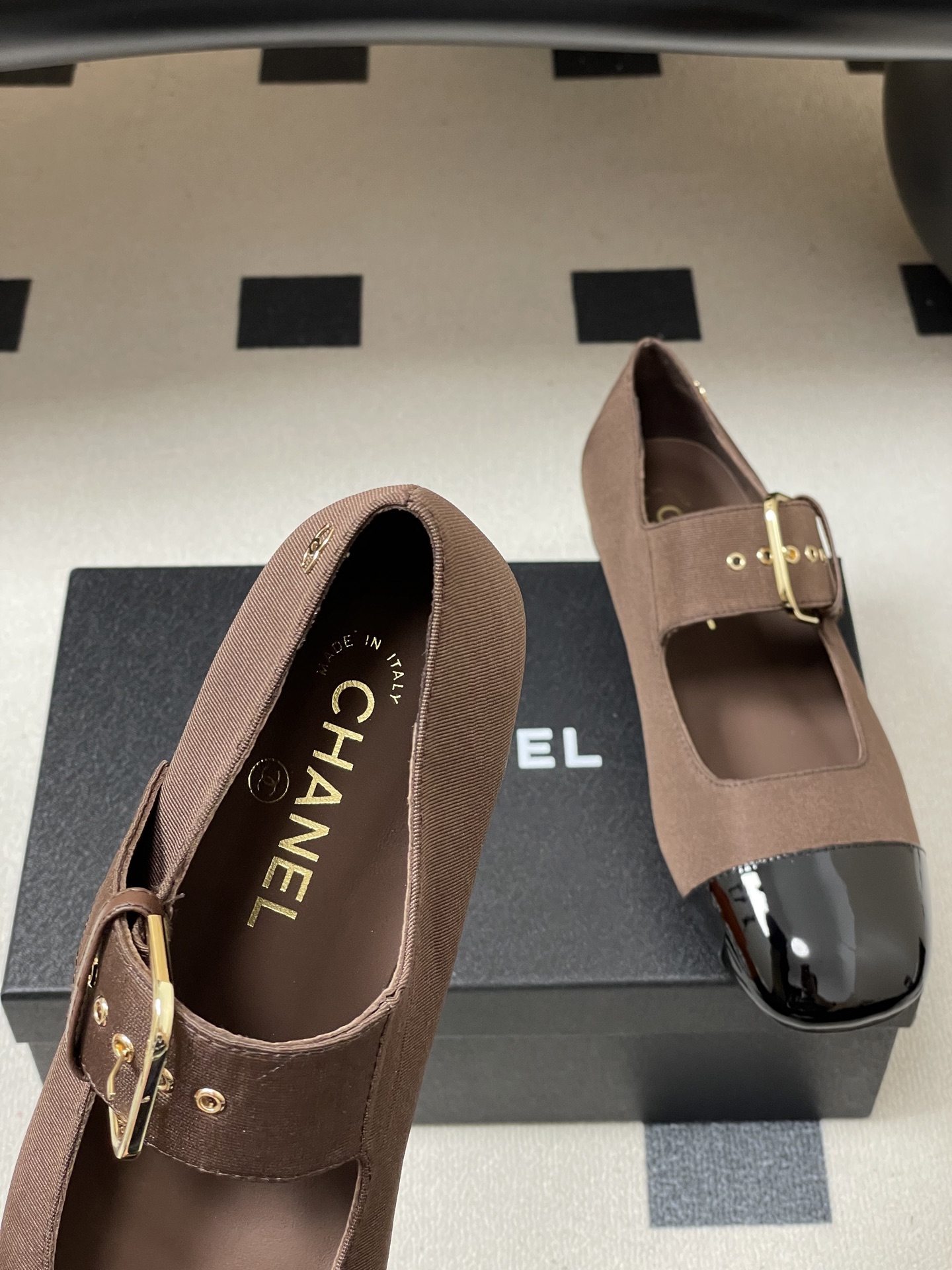 -2026春夏新款Chanel小香26P 经典双拼色方头玛丽珍鞋皮带扣平底芭蕾舞单鞋金属扣带设计，简约复