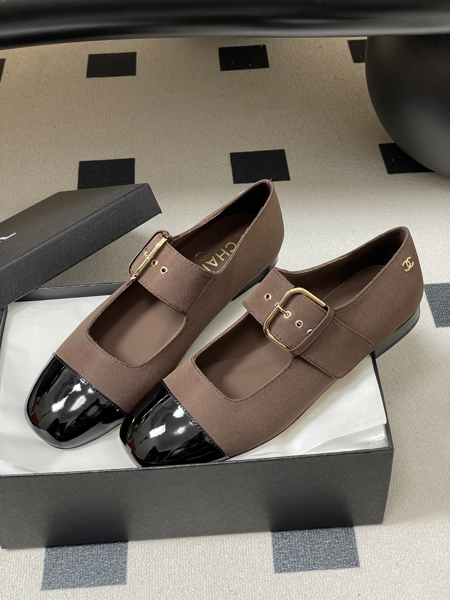 -2026春夏新款Chanel小香26P 经典双拼色方头玛丽珍鞋皮带扣平底芭蕾舞单鞋金属扣带设计，简约复