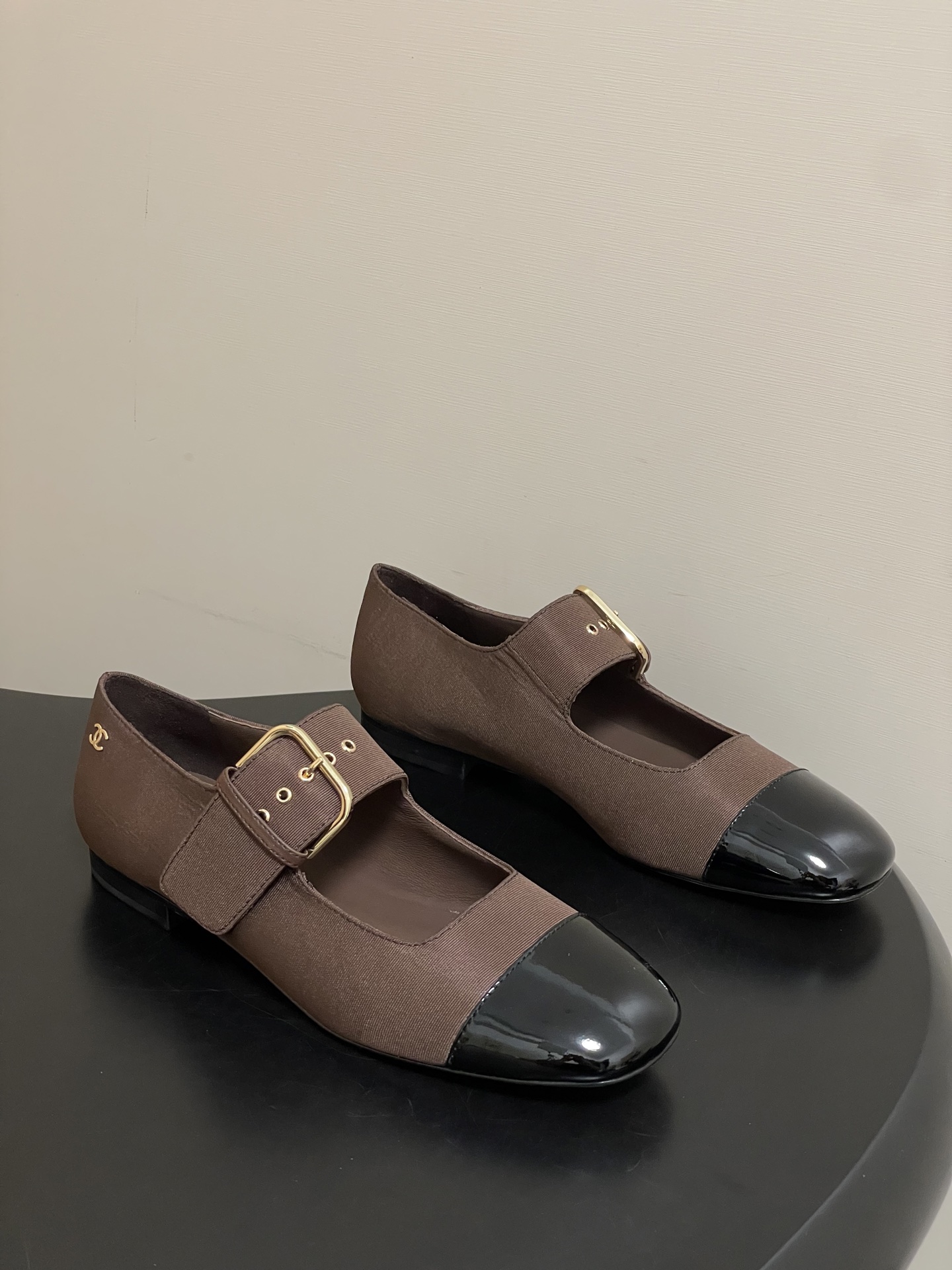 -2026春夏新款Chanel小香26P 经典双拼色方头玛丽珍鞋皮带扣平底芭蕾舞单鞋金属扣带设计，简约复