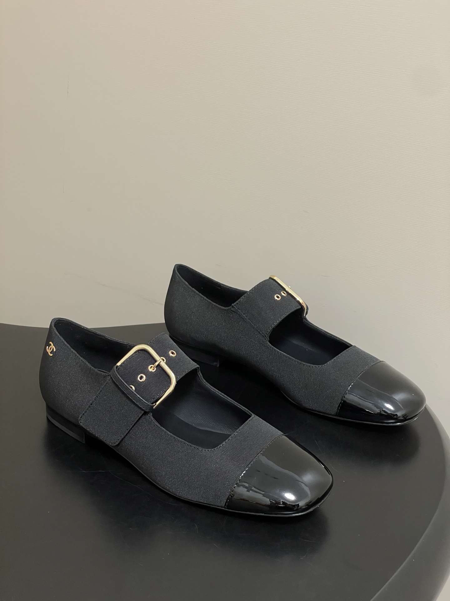 -2026春夏新款Chanel小香26P 经典双拼色方头玛丽珍鞋皮带扣平底芭蕾舞单鞋金属扣带设计，简约复