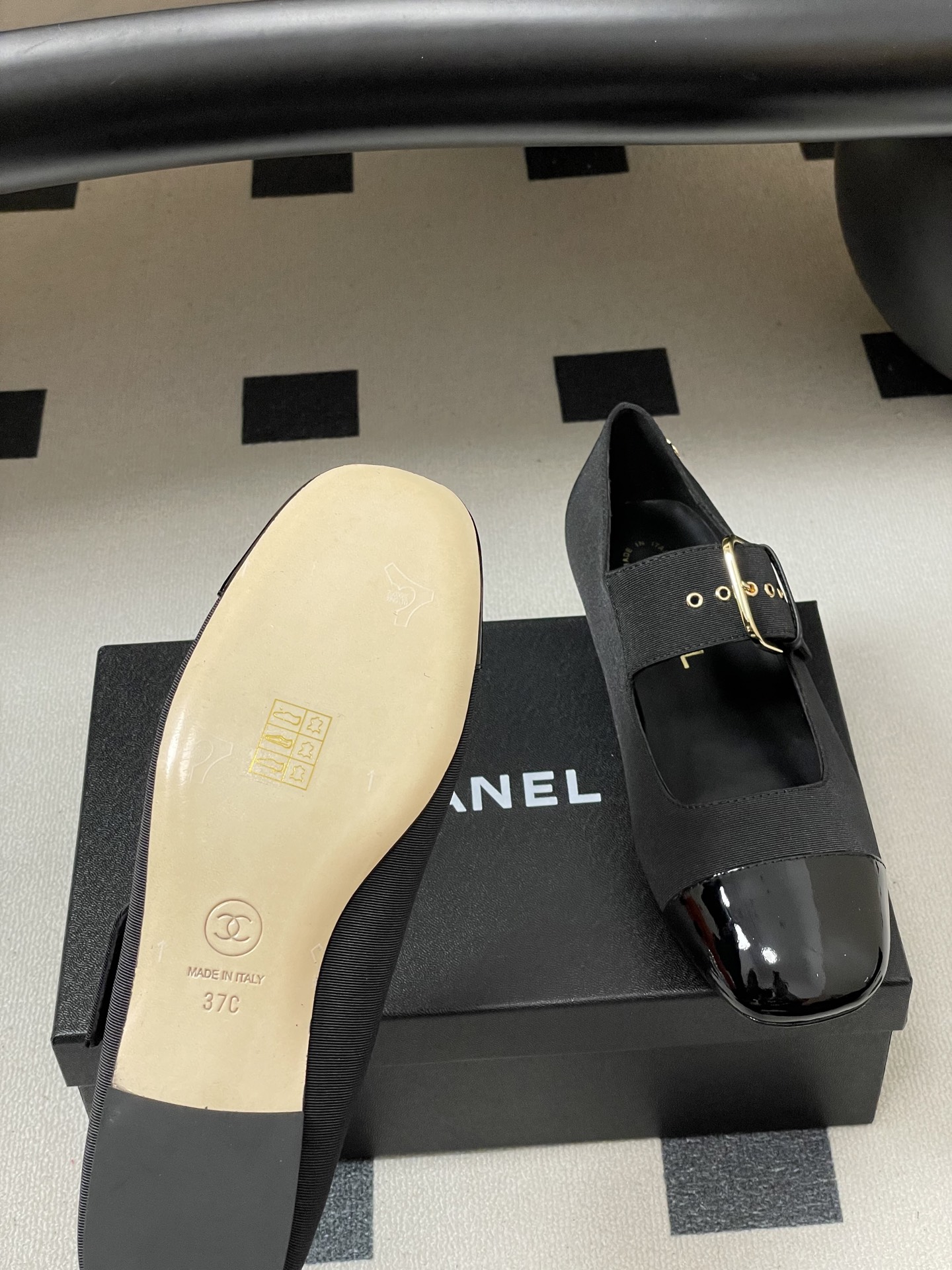 -2026春夏新款Chanel小香26P 经典双拼色方头玛丽珍鞋皮带扣平底芭蕾舞单鞋金属扣带设计，简约复