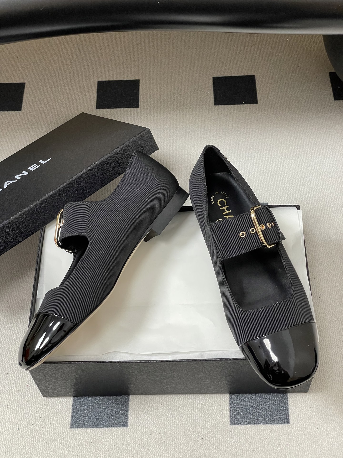 -2026春夏新款Chanel小香26P 经典双拼色方头玛丽珍鞋皮带扣平底芭蕾舞单鞋金属扣带设计，简约复