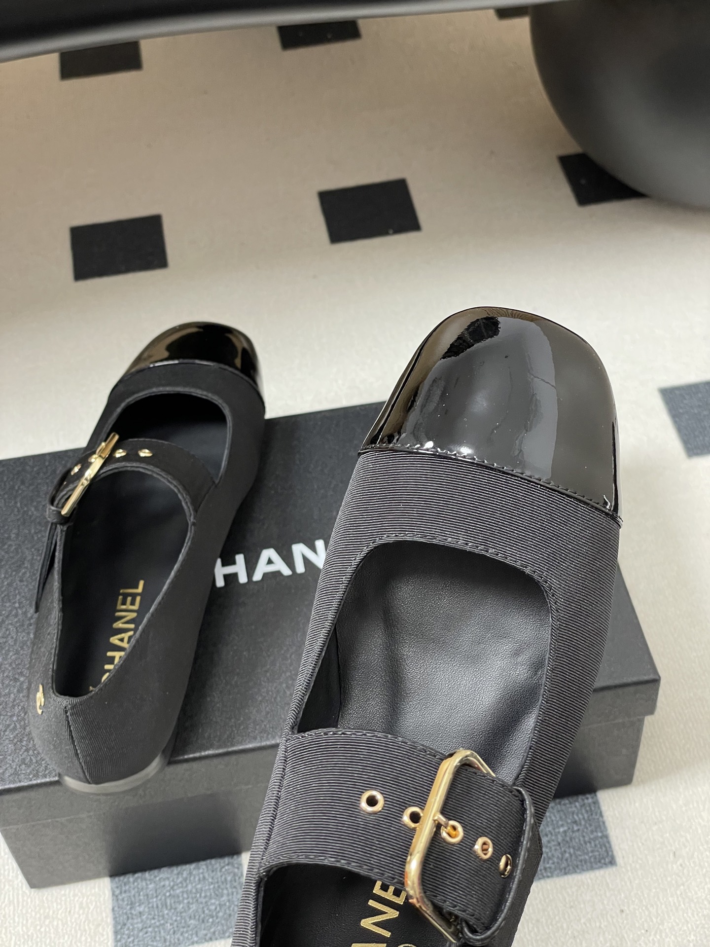 -2026春夏新款Chanel小香26P 经典双拼色方头玛丽珍鞋皮带扣平底芭蕾舞单鞋金属扣带设计，简约复