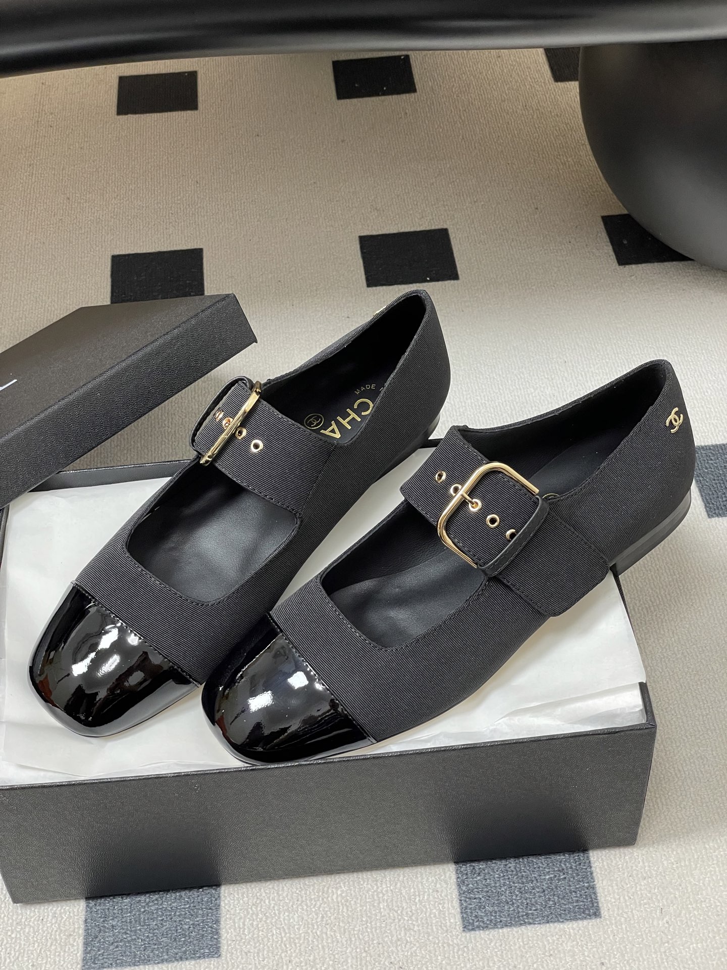 -2026春夏新款Chanel小香26P 经典双拼色方头玛丽珍鞋皮带扣平底芭蕾舞单鞋金属扣带设计，简约复