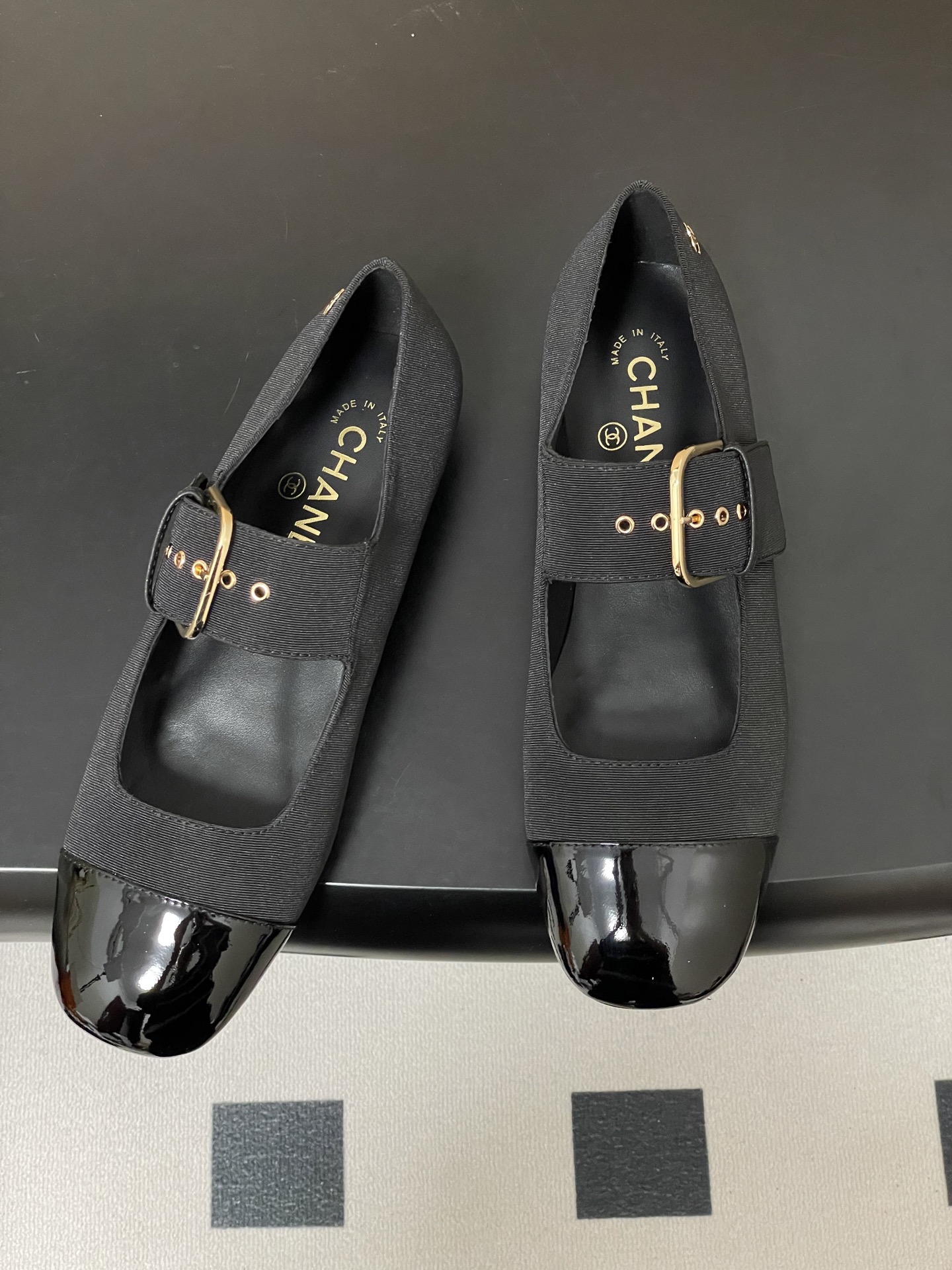 -2026春夏新款Chanel小香26P 经典双拼色方头玛丽珍鞋皮带扣平底芭蕾舞单鞋金属扣带设计，简约复